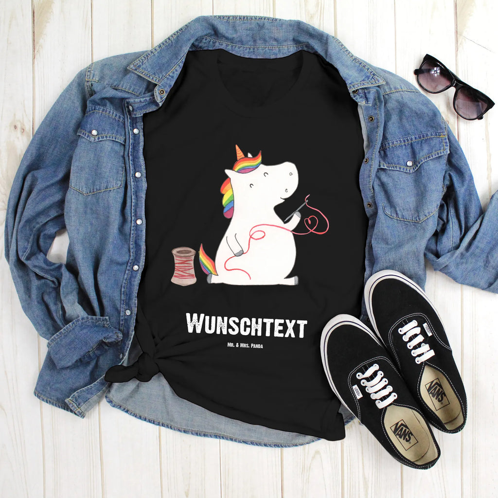 Personalisiertes T-Shirt Einhorn Näherin T-Shirt Personalisiert, T-Shirt mit Namen, T-Shirt mit Aufruck, Männer, Frauen, Wunschtext, Bedrucken, Einhorn, Einhörner, Einhorn Deko, Pegasus, Unicorn, Näherin, nähen, Mädchen, Freundin, Häkeln, Stricken, basteln, Nähzimmer