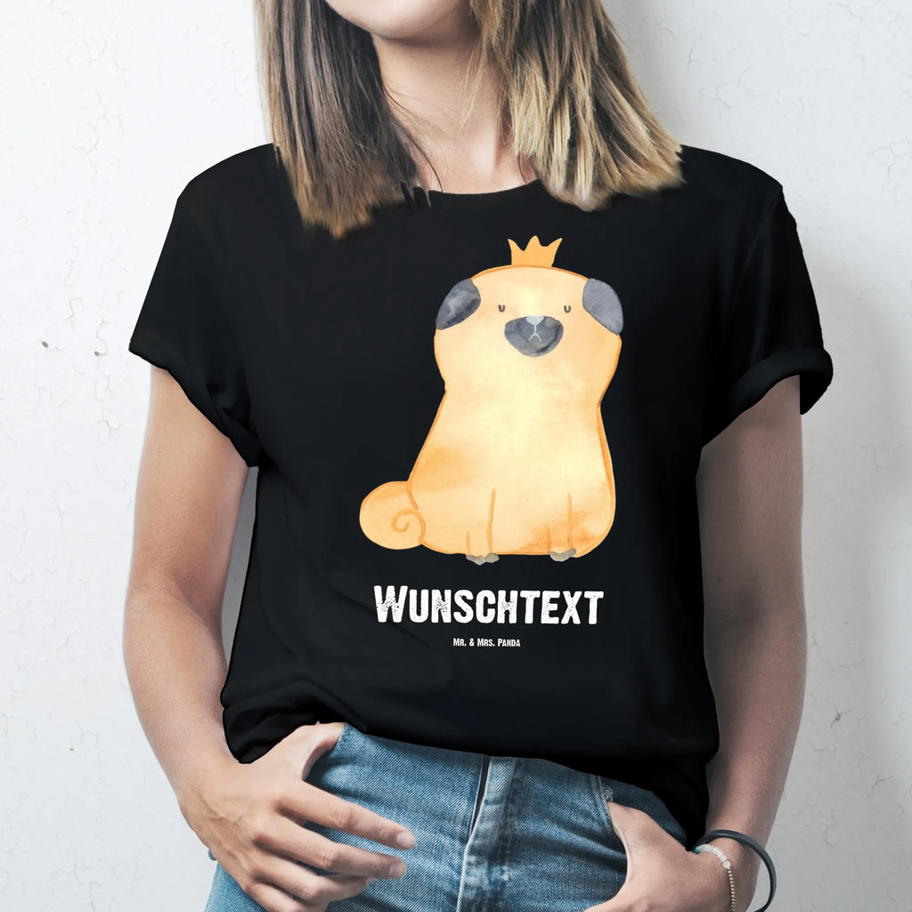 Personalisiertes T-Shirt Mops Krone T-Shirt Personalisiert, T-Shirt mit Namen, T-Shirt mit Aufruck, Männer, Frauen, Wunschtext, Bedrucken, Hund, Hundemotiv, Haustier, Hunderasse, Tierliebhaber, Hundebesitzer, Sprüche, Mops, allergisch, kinderlos, Hausregel, Hundebesitzer. Spruch, lustig