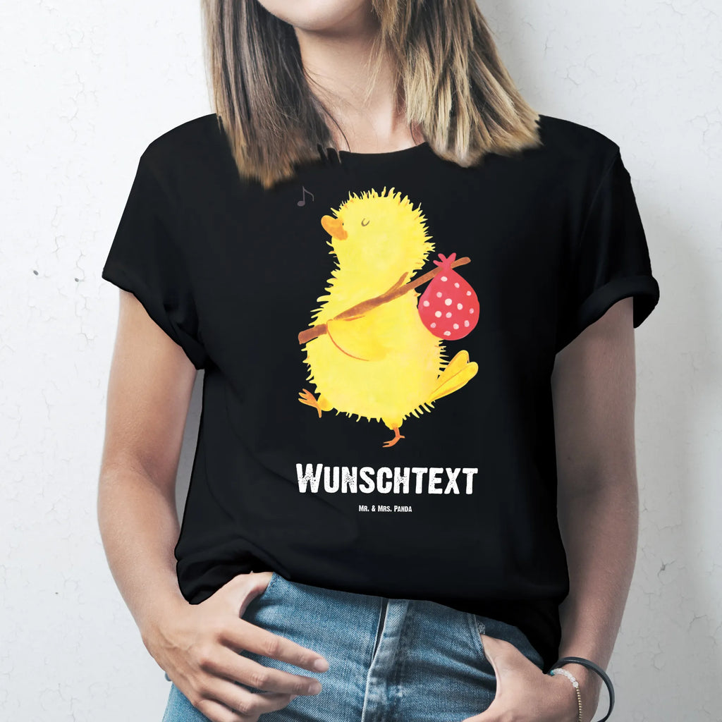 Personalisiertes T-Shirt Küken Wanderer T-Shirt Personalisiert, T-Shirt mit Namen, T-Shirt mit Aufruck, Männer, Frauen, Wunschtext, Bedrucken, Ostern, Osterhase, Ostergeschenke, Osternest, Osterdeko, Geschenke zu Ostern, Ostern Geschenk, Ostergeschenke Kinder, Ostern Kinder, Küken, Osterei, Ostereier, Ei, Frühlingsgefühle, Freude, Grüße, liebe Grüße, Frohe Ostern, Ostergrüße, Flausen, Wunder, Reisen, Weltenbummler, Zeit, Zeitmanagement, Backpacker