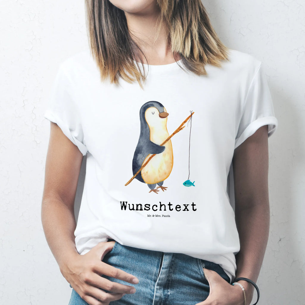 Personalisiertes T-Shirt Pinguin Angler T-Shirt Personalisiert, T-Shirt mit Namen, T-Shirt mit Aufruck, Männer, Frauen, Wunschtext, Bedrucken, Pinguin, Pinguine, Angeln, Angler, Tagträume, Hobby, Plan, Planer, Tagesplan, Neustart, Motivation, Geschenk, Freundinnen, Geschenkidee, Urlaub, Wochenende