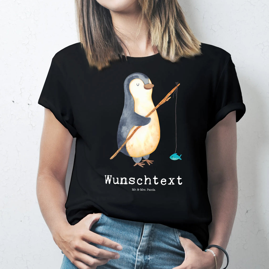 Personalisiertes T-Shirt Pinguin Angler T-Shirt Personalisiert, T-Shirt mit Namen, T-Shirt mit Aufruck, Männer, Frauen, Wunschtext, Bedrucken, Pinguin, Pinguine, Angeln, Angler, Tagträume, Hobby, Plan, Planer, Tagesplan, Neustart, Motivation, Geschenk, Freundinnen, Geschenkidee, Urlaub, Wochenende