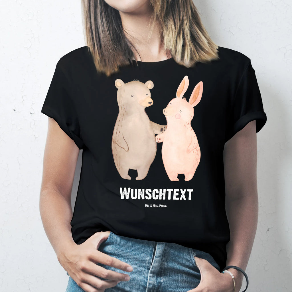 Personalisiertes T-Shirt Bär Hase Umarmen T-Shirt Personalisiert, T-Shirt mit Namen, T-Shirt mit Aufruck, Männer, Frauen, Wunschtext, Bedrucken, Liebe, Partner, Freund, Freundin, Ehemann, Ehefrau, Heiraten, Verlobung, Heiratsantrag, Liebesgeschenk, Jahrestag, Hocheitstag, Freunde, bester Freund, Hase, Bär, Bärchen, best friends