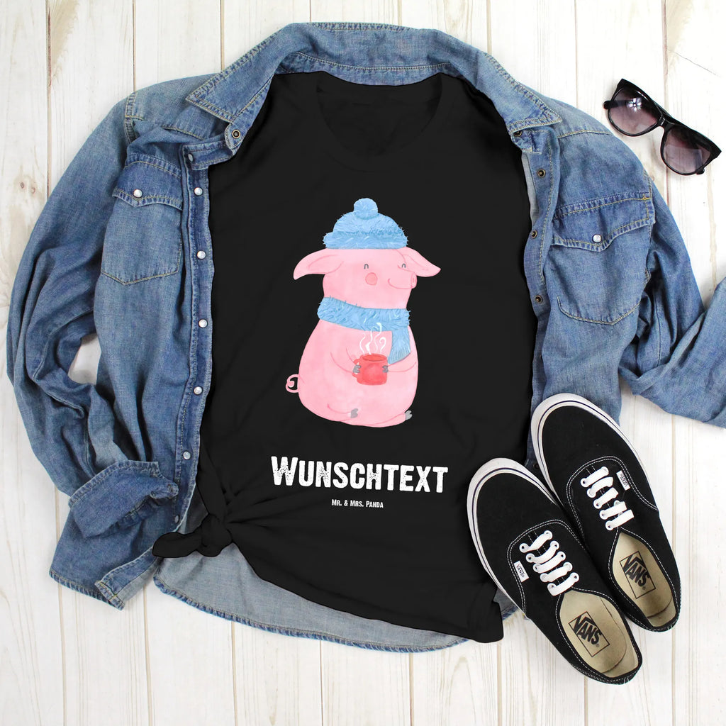 Personalisiertes T-Shirt Schweinchen Glühwein T-Shirt Personalisiert, T-Shirt mit Namen, T-Shirt mit Aufruck, Männer, Frauen, Wunschtext, Bedrucken, Winter, Weihnachten, Weihnachtsdeko, Nikolaus, Advent, Heiligabend, Wintermotiv, Glühwein, Betrunken, Weihnachtsmarkt, Spruch