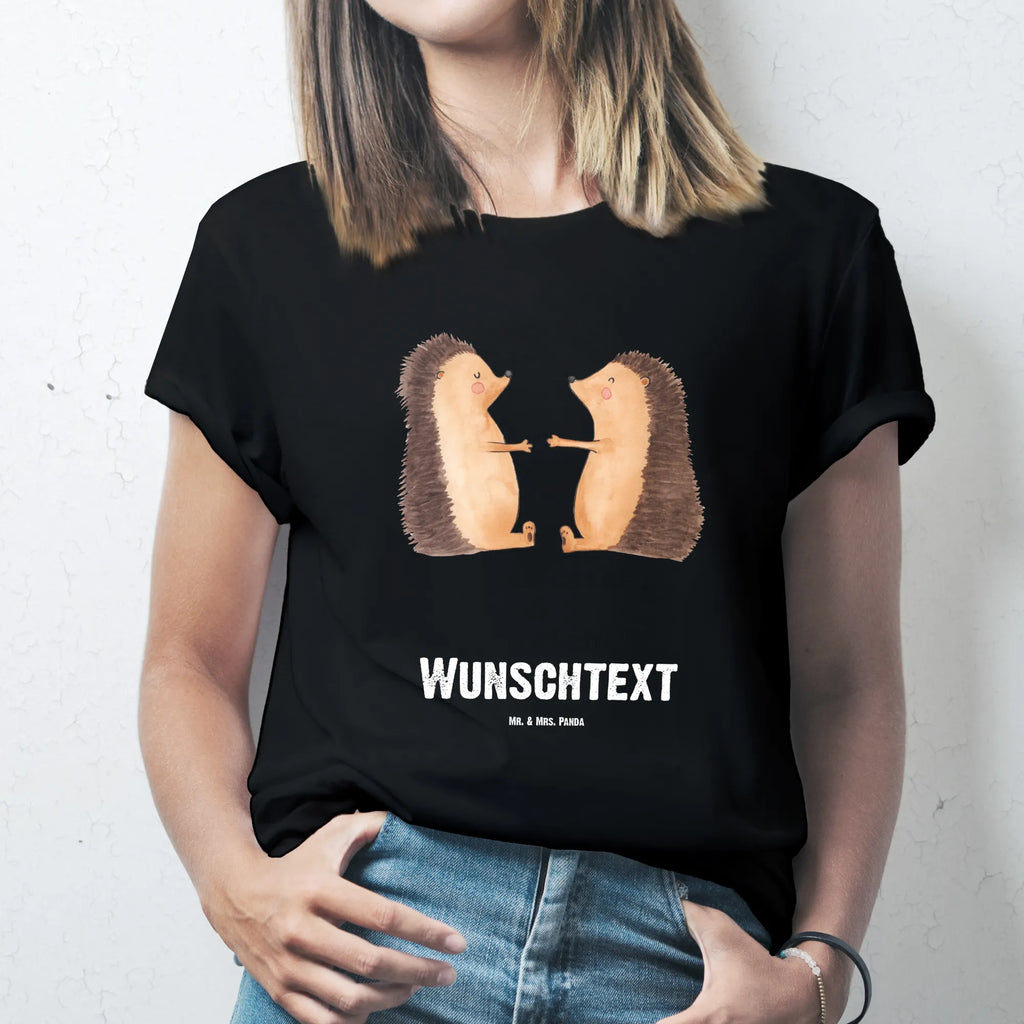 Personalisiertes T-Shirt Igel Liebe T-Shirt Personalisiert, T-Shirt mit Namen, T-Shirt mit Aufruck, Männer, Frauen, Wunschtext, Bedrucken, Liebe, Partner, Freund, Freundin, Ehemann, Ehefrau, Heiraten, Verlobung, Heiratsantrag, Liebesgeschenk, Jahrestag, Hocheitstag, Verliebt, Verlobt, Verheiratet, Geschenk, Liebesbeweis, Hochzeitstag, Hochzeit, Igel