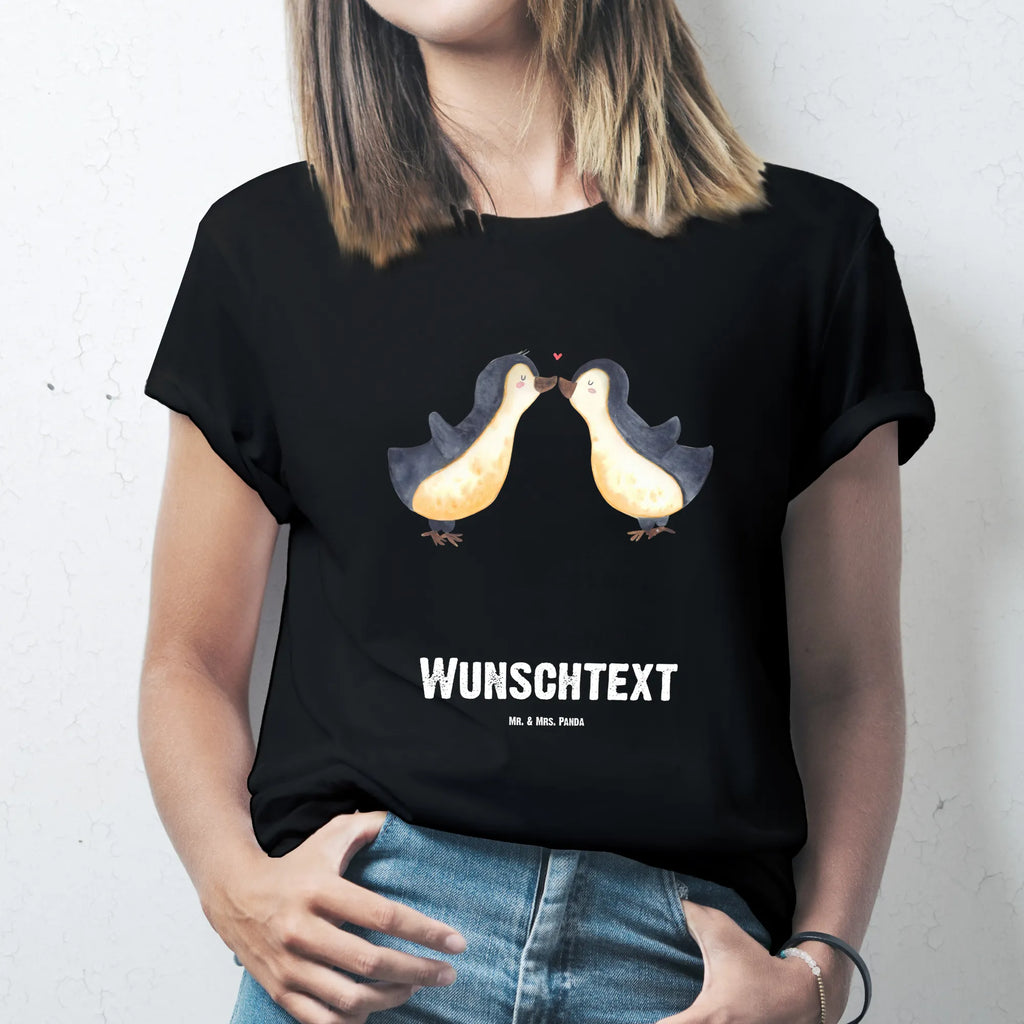 Personalisiertes T-Shirt Pinguin Liebe T-Shirt Personalisiert, T-Shirt mit Namen, T-Shirt mit Aufruck, Männer, Frauen, Wunschtext, Bedrucken, Liebe, Partner, Freund, Freundin, Ehemann, Ehefrau, Heiraten, Verlobung, Heiratsantrag, Liebesgeschenk, Jahrestag, Hocheitstag, Pinguin, Pinguine, Pinguin Paar, Pinguinpaar, Pinguin Liebe, Paar, Pärchen. Liebespaar, Liebesbeweis, Liebesspruch, Hochzeitstag, Geschenk Freund, Geschenk Freundin, Verlobte, Verlobter, Love, Geschenk Hochzeitstag, Geschenkidee, Hochzeit, Gastgeschenk