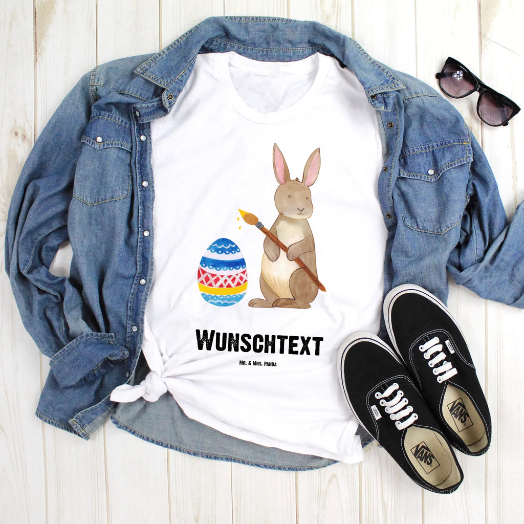 Personalisiertes T-Shirt Hase Eiermalen T-Shirt Personalisiert, T-Shirt mit Namen, T-Shirt mit Aufruck, Männer, Frauen, Wunschtext, Bedrucken, Ostern, Osterhase, Ostergeschenke, Osternest, Osterdeko, Geschenke zu Ostern, Ostern Geschenk, Ostergeschenke Kinder, Ostern Kinder, Frohe Ostern, Ostergrüße, Osterblume, Osterei, bemalte Ostereier, Hase, Kaninchen, Eiermalen