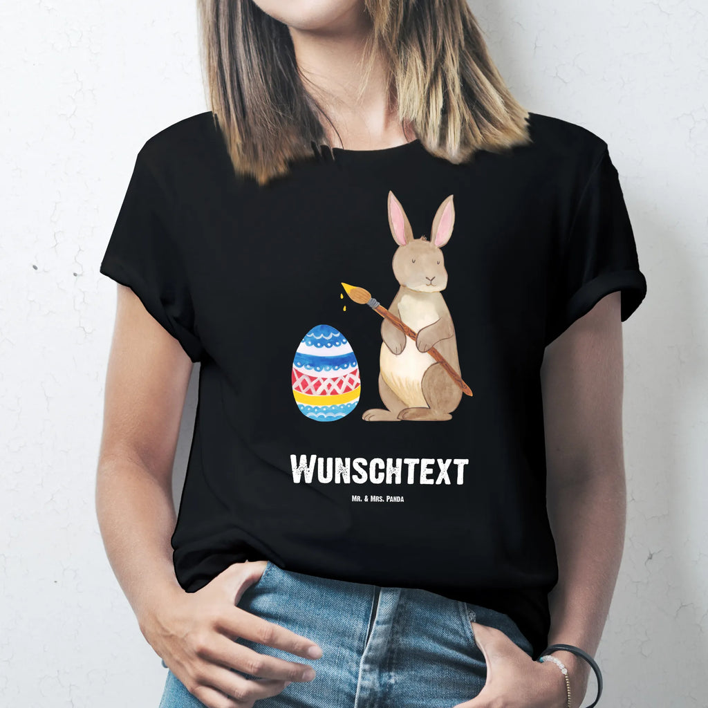 Personalisiertes T-Shirt Hase Eiermalen T-Shirt Personalisiert, T-Shirt mit Namen, T-Shirt mit Aufruck, Männer, Frauen, Wunschtext, Bedrucken, Ostern, Osterhase, Ostergeschenke, Osternest, Osterdeko, Geschenke zu Ostern, Ostern Geschenk, Ostergeschenke Kinder, Ostern Kinder, Frohe Ostern, Ostergrüße, Osterblume, Osterei, bemalte Ostereier, Hase, Kaninchen, Eiermalen