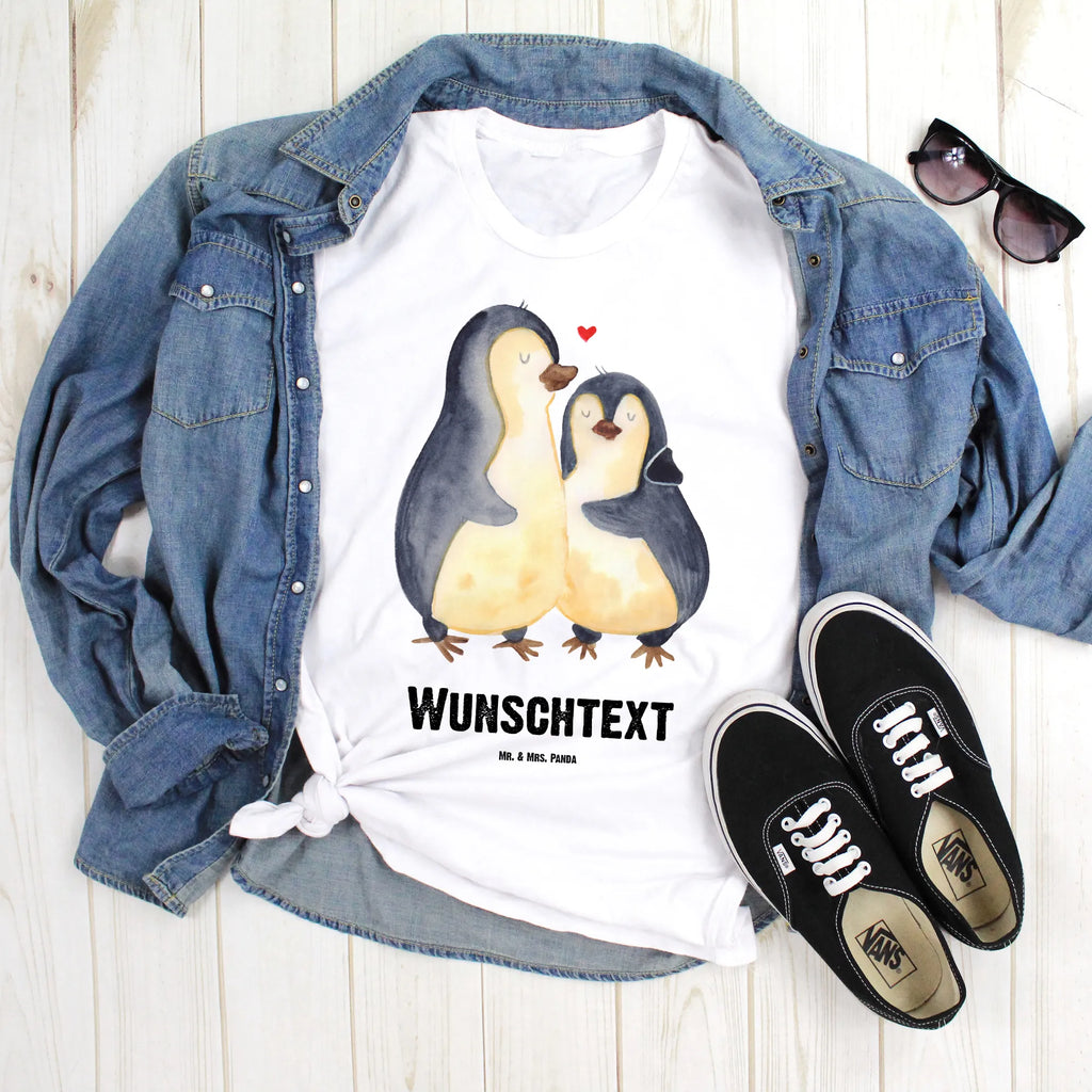 Personalisiertes T-Shirt Pinguin umarmend T-Shirt Personalisiert, T-Shirt mit Namen, T-Shirt mit Aufruck, Männer, Frauen, Wunschtext, Bedrucken, Pinguin, Liebe, Liebespaar, Liebesbeweis, Liebesgeschenk, Verlobung, Jahrestag, Hochzeitstag, Hochzeit, Hochzeitsgeschenk