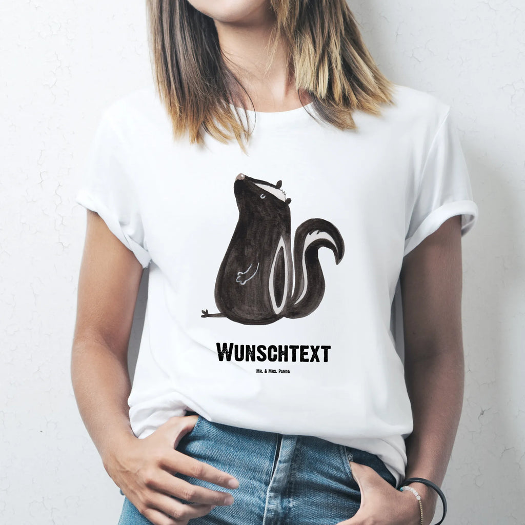 Personalisiertes T-Shirt Stinktier sitzend T-Shirt Personalisiert, T-Shirt mit Namen, T-Shirt mit Aufruck, Männer, Frauen, Wunschtext, Bedrucken, Stinktier, Skunk, Wildtier, Raubtier, Stinker, Stinki, Spruch, Büro, Recht, Besserwisser