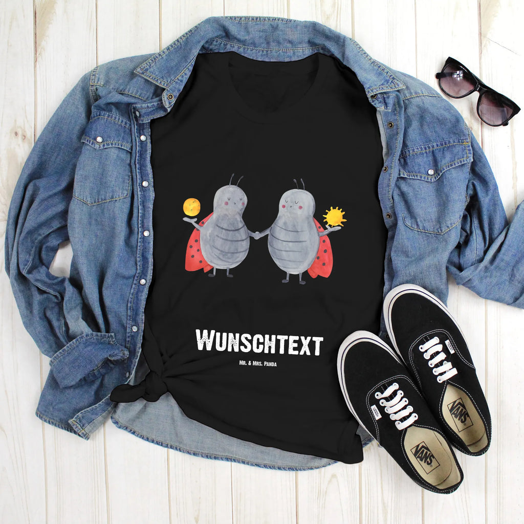 Personalisiertes T-Shirt Sternzeichen Zwilling T-Shirt Personalisiert, T-Shirt mit Namen, T-Shirt mit Aufruck, Männer, Frauen, Wunschtext, Bedrucken, Tierkreiszeichen, Sternzeichen, Horoskop, Astrologie, Aszendent, Zwillinge, Zwilling Geschenk, Zwilling Sternzeichen, Geburtstag Mai, Geschenk Mai, Geschenk Juni, Marienkäfer, Glückskäfer, Zwillingsbruder, Zwillingsschwester