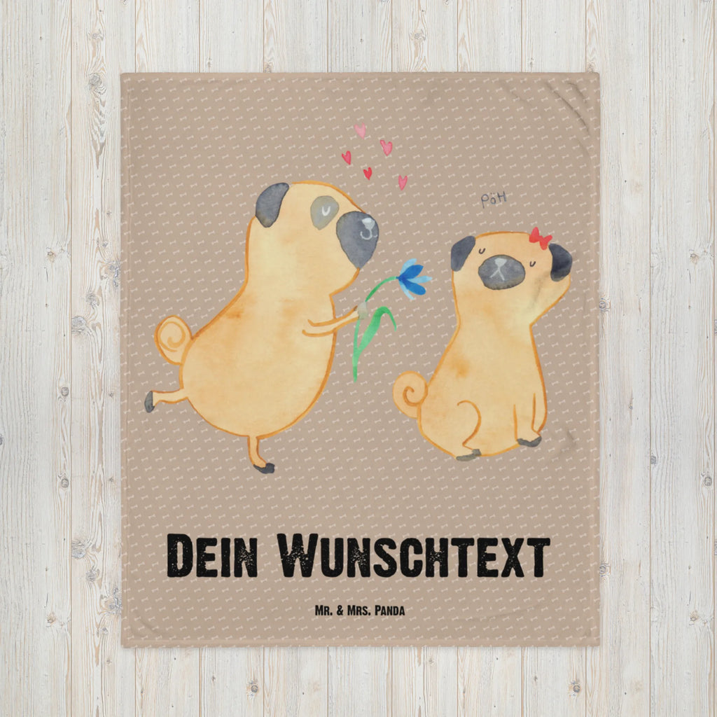 Personalisierte Decke Mops verliebt Personalisierte Decke, Decke mit Namen, Kuscheldecke mit Namen, Decke bedrucken, Kuscheldecke bedrucken, Hund, Hundemotiv, Haustier, Hunderasse, Tierliebhaber, Hundebesitzer, Sprüche, Mops, Möpse, Hundeliebe, verliebt, Liebe, Liebesspruch. Verlobt, Geschenk Freund, Partner