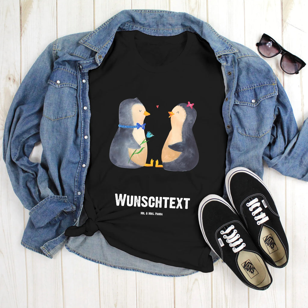 Personalisiertes T-Shirt Pinguin Pärchen T-Shirt Personalisiert, T-Shirt mit Namen, T-Shirt mit Aufruck, Männer, Frauen, Wunschtext, Bedrucken, Pinguin, Pinguine, Liebe, Liebespaar, Liebesbeweis, Liebesgeschenk, Verlobung, Jahrestag, Hochzeitstag, Hochzeit, Hochzeitsgeschenk, große Liebe, Traumpaar