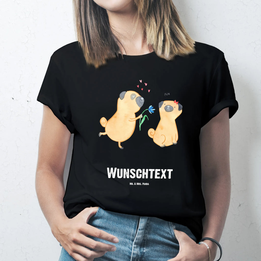 Personalisiertes T-Shirt Mops Verliebt T-Shirt Personalisiert, T-Shirt mit Namen, T-Shirt mit Aufruck, Männer, Frauen, Wunschtext, Bedrucken, Hund, Hundemotiv, Haustier, Hunderasse, Tierliebhaber, Hundebesitzer, Sprüche, Mops, Möpse, Hundeliebe, verliebt, Liebe, Liebesspruch. Verlobt, Geschenk Freund, Partner