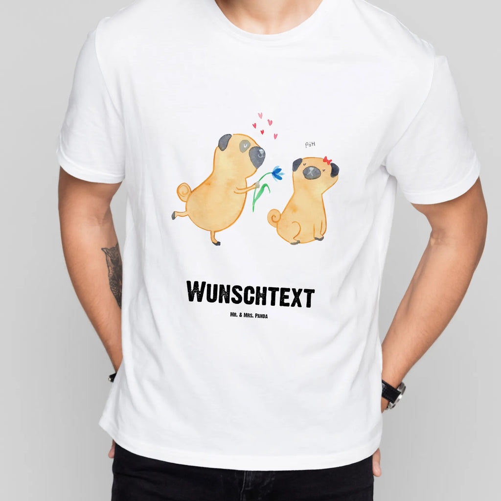 Personalisiertes T-Shirt Mops Verliebt T-Shirt Personalisiert, T-Shirt mit Namen, T-Shirt mit Aufruck, Männer, Frauen, Wunschtext, Bedrucken, Hund, Hundemotiv, Haustier, Hunderasse, Tierliebhaber, Hundebesitzer, Sprüche, Mops, Möpse, Hundeliebe, verliebt, Liebe, Liebesspruch. Verlobt, Geschenk Freund, Partner