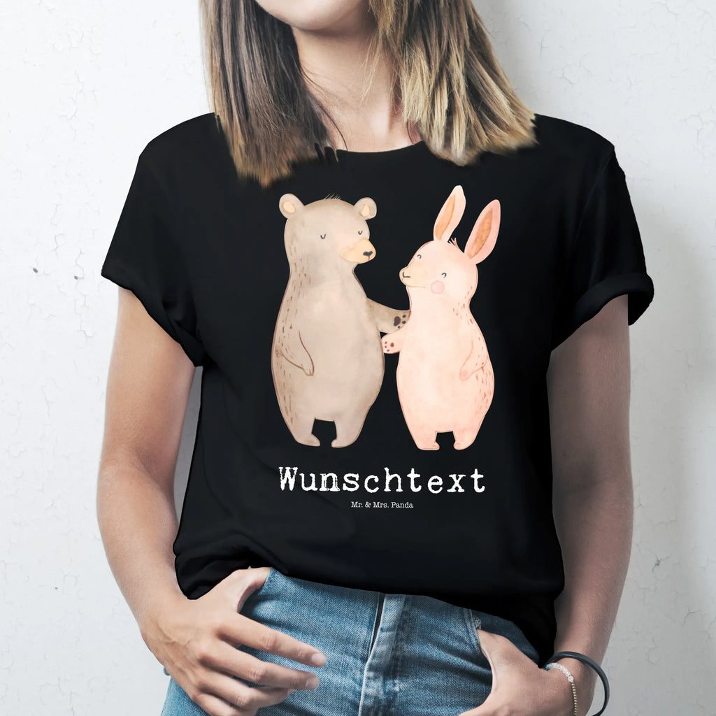 Personalisiertes T-Shirt Bär Hase Umarmen T-Shirt Personalisiert, T-Shirt mit Namen, T-Shirt mit Aufruck, Männer, Frauen, Wunschtext, Bedrucken, Liebe, Partner, Freund, Freundin, Ehemann, Ehefrau, Heiraten, Verlobung, Heiratsantrag, Liebesgeschenk, Jahrestag, Hocheitstag, Freunde, bester Freund, Hase, Bär, Bärchen, best friends