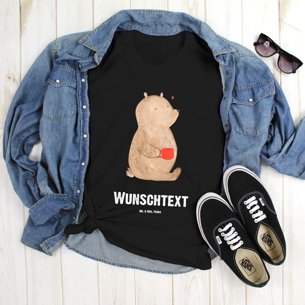 Personalisiertes T-Shirt Bär Kaffee T-Shirt Personalisiert, T-Shirt mit Namen, T-Shirt mit Aufruck, Männer, Frauen, Wunschtext, Bedrucken, Bär, Teddy, Teddybär, Kaffee, Coffee, Bären, guten Morgen, Morgenroutine, Welt erobern, Welt retten, Motivation