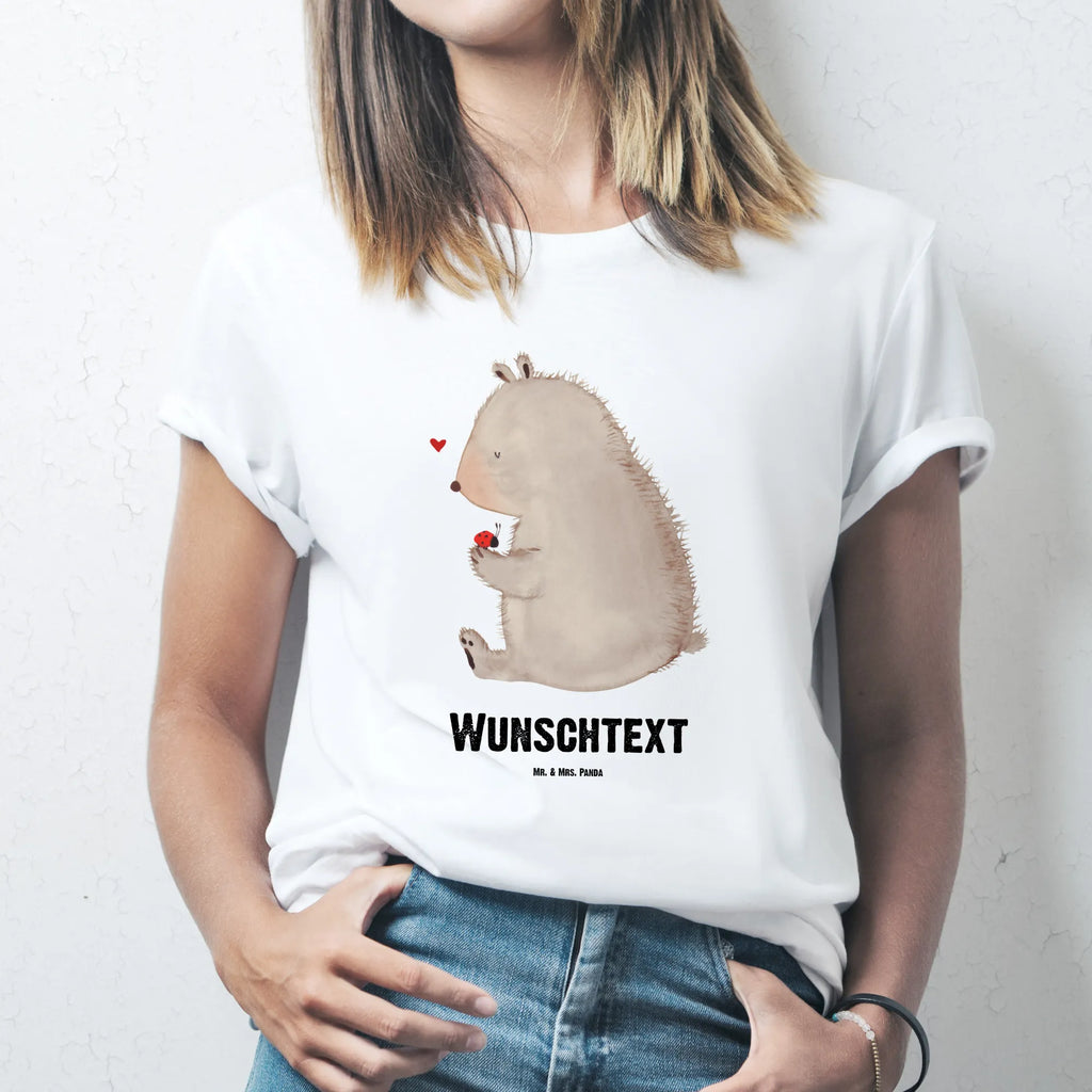 Personalisiertes T-Shirt Bär mit Marienkäfer T-Shirt Personalisiert, T-Shirt mit Namen, T-Shirt mit Aufruck, Männer, Frauen, Wunschtext, Bedrucken, Bär, Teddy, Teddybär, Marienkäfer, Liebe, Freiheit, Motivation, Das Leben ist schön