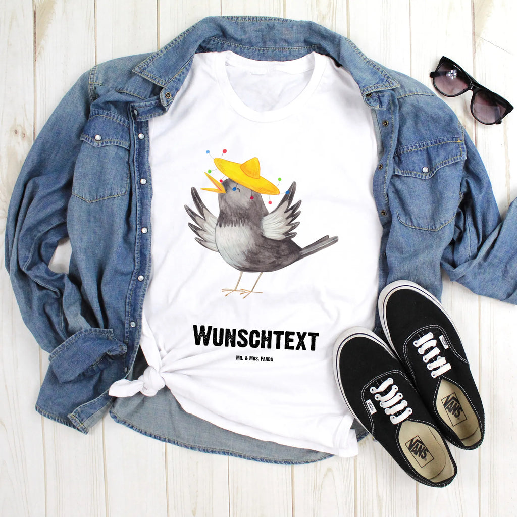 Personalisiertes T-Shirt Rabe mit Sombrero T-Shirt Personalisiert, T-Shirt mit Namen, T-Shirt mit Aufruck, Männer, Frauen, Wunschtext, Bedrucken, Tiermotive, Gute Laune, lustige Sprüche, Tiere, Rabe, Vogel, Vögel, Spruch positiv, fröhlich sein, glücklich sein, Glück Spruch, froh, Elster, Motivation