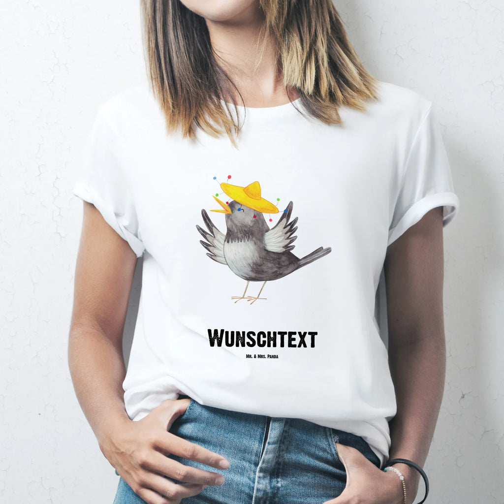 Personalisiertes T-Shirt Rabe mit Sombrero T-Shirt Personalisiert, T-Shirt mit Namen, T-Shirt mit Aufruck, Männer, Frauen, Wunschtext, Bedrucken, Tiermotive, Gute Laune, lustige Sprüche, Tiere, Rabe, Vogel, Vögel, Spruch positiv, fröhlich sein, glücklich sein, Glück Spruch, froh, Elster, Motivation