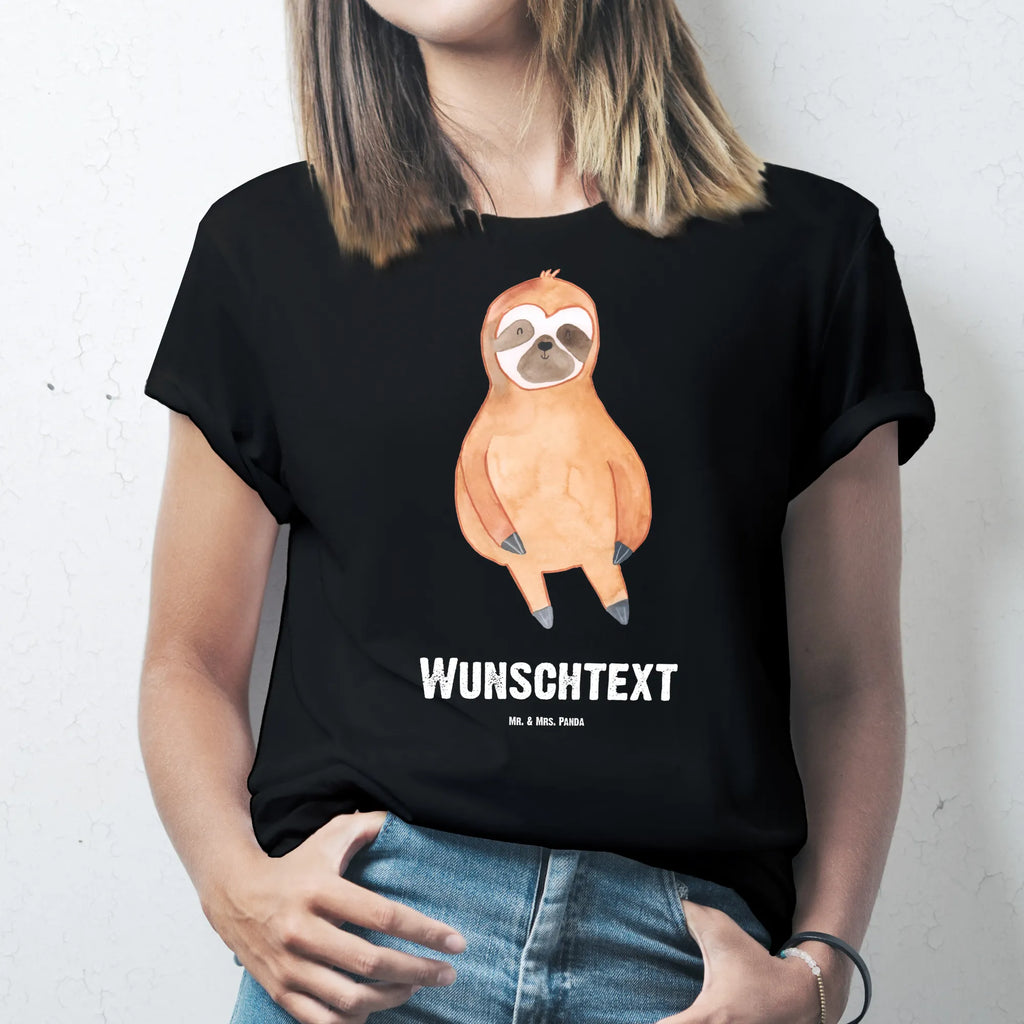 Personalisiertes T-Shirt Faultier Zufrieden T-Shirt Personalisiert, T-Shirt mit Namen, T-Shirt mit Aufruck, Männer, Frauen, Wunschtext, Bedrucken, Faultier, Faultier Geschenk, Faultier Deko, Faultiere, faul, Lieblingstier, Pause, relaxen, Glück, glücklich, zufrieden, happy, Zufriedenheit, Gelassenheit, Ruhe, Frieden