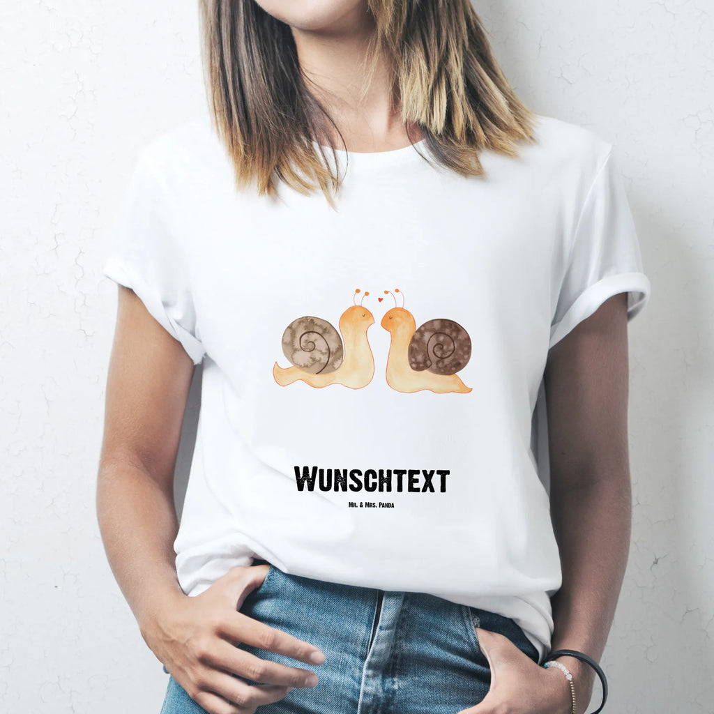 Personalisiertes T-Shirt Schnecken Liebe T-Shirt Personalisiert, T-Shirt mit Namen, T-Shirt mit Aufruck, Männer, Frauen, Wunschtext, Bedrucken, Liebe, Partner, Freund, Freundin, Ehemann, Ehefrau, Heiraten, Verlobung, Heiratsantrag, Liebesgeschenk, Jahrestag, Hocheitstag