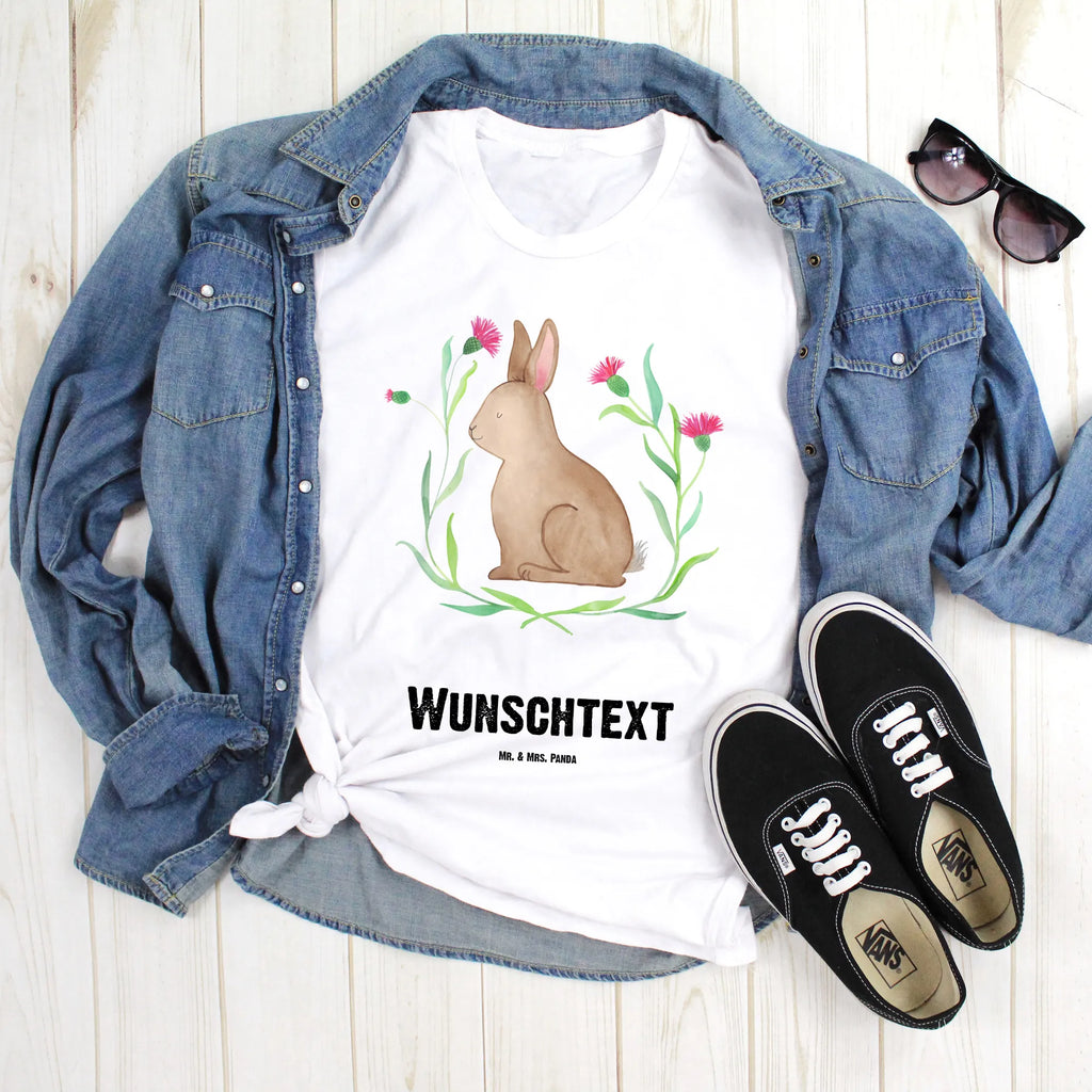 Personalisiertes T-Shirt Hase sitzend T-Shirt Personalisiert, T-Shirt mit Namen, T-Shirt mit Aufruck, Männer, Frauen, Wunschtext, Bedrucken, Ostern, Osterhase, Ostergeschenke, Osternest, Osterdeko, Geschenke zu Ostern, Ostern Geschenk, Ostergeschenke Kinder, Ostern Kinder, Frohe Ostern, Ostergrüße, Osterblume, Liebe, Grüße, Hase, Kaninchen