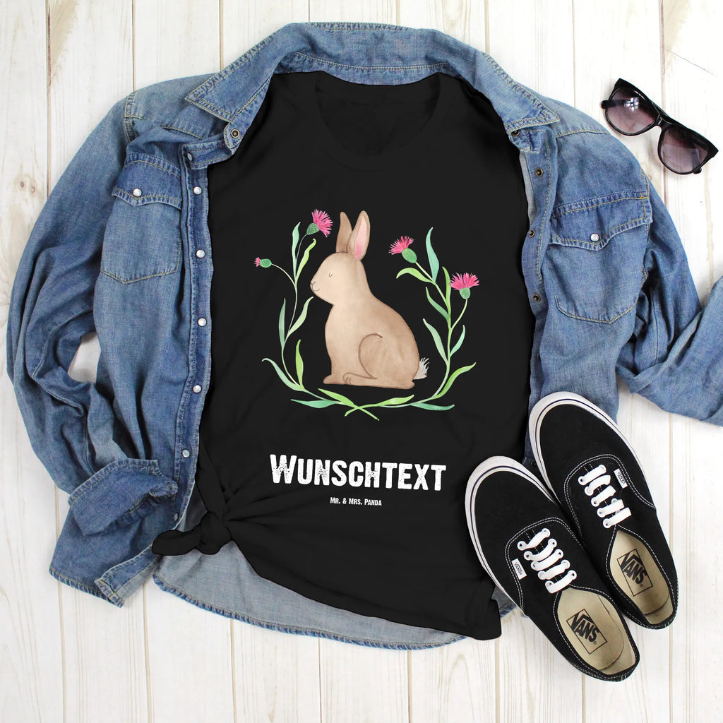 Personalisiertes T-Shirt Hase sitzend T-Shirt Personalisiert, T-Shirt mit Namen, T-Shirt mit Aufruck, Männer, Frauen, Wunschtext, Bedrucken, Ostern, Osterhase, Ostergeschenke, Osternest, Osterdeko, Geschenke zu Ostern, Ostern Geschenk, Ostergeschenke Kinder, Ostern Kinder, Frohe Ostern, Ostergrüße, Osterblume, Liebe, Grüße, Hase, Kaninchen