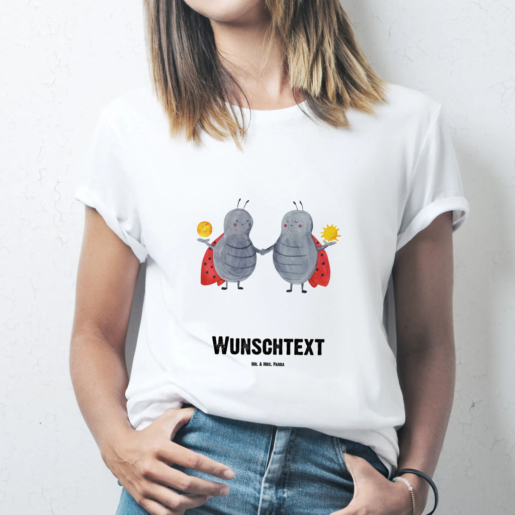 Personalisiertes T-Shirt Sternzeichen Zwilling T-Shirt Personalisiert, T-Shirt mit Namen, T-Shirt mit Aufruck, Männer, Frauen, Wunschtext, Bedrucken, Tierkreiszeichen, Sternzeichen, Horoskop, Astrologie, Aszendent, Zwillinge, Zwilling Geschenk, Zwilling Sternzeichen, Geburtstag Mai, Geschenk Mai, Geschenk Juni, Marienkäfer, Glückskäfer, Zwillingsbruder, Zwillingsschwester