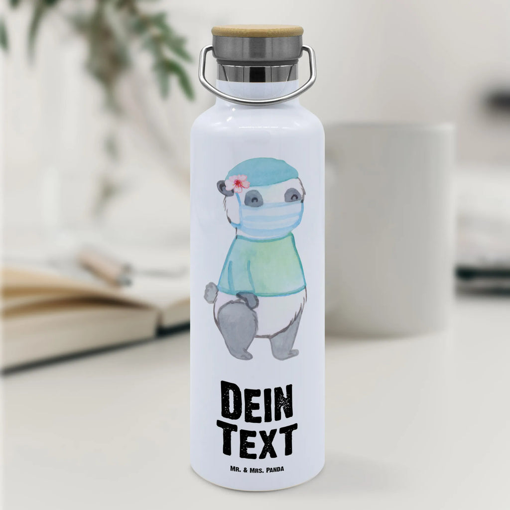 Personalisierte Trinkflasche Chirurgin mit Herz Personalisierte Trinkflasche, Trinkflasche mit Namen, Trinkflasche bedrucken, Flasche personalisiert, Trinkflasch mit Aufdruck, Trinkflasche Werbegeschenk, Namensaufdruck Trinkflasche, Sportflasche personalisiert, Trinkflasche Sport, Beruf, Ausbildung, Jubiläum, Abschied, Rente, Kollege, Kollegin, Geschenk, Schenken, Arbeitskollege, Mitarbeiter, Firma, Danke, Dankeschön, Chirurgin, Unfallchirurgini, Notfallchirurgin, Krankenhaus, Ärztin, Medizinerin