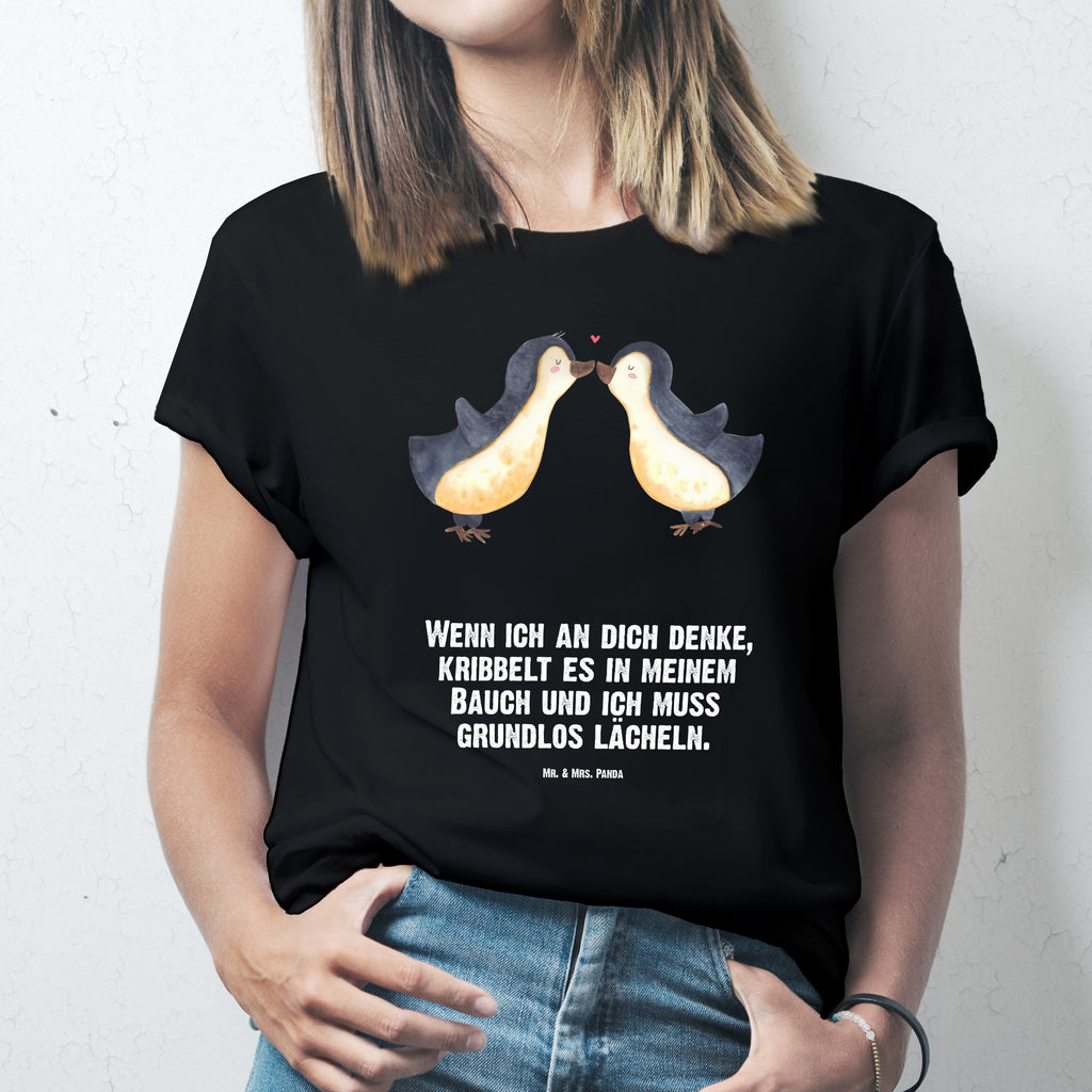 T-Shirt Standard Pinguine Kuss T-Shirt, Shirt, Tshirt, Lustiges T-Shirt, T-Shirt mit Spruch, Party, Junggesellenabschied, Jubiläum, Geburstag, Herrn, Damen, Männer, Frauen, Schlafshirt, Nachthemd, Sprüche, Liebe, Partner, Freund, Freundin, Ehemann, Ehefrau, Heiraten, Verlobung, Heiratsantrag, Liebesgeschenk, Jahrestag, Hocheitstag, Valentinstag, Geschenk für Frauen, Hochzeitstag, Mitbringsel, Geschenk für Freundin, Geschenk für Partner, Liebesbeweis, für Männer, für Ehemann