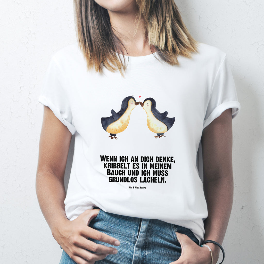 T-Shirt Standard Pinguine Kuss T-Shirt, Shirt, Tshirt, Lustiges T-Shirt, T-Shirt mit Spruch, Party, Junggesellenabschied, Jubiläum, Geburstag, Herrn, Damen, Männer, Frauen, Schlafshirt, Nachthemd, Sprüche, Liebe, Partner, Freund, Freundin, Ehemann, Ehefrau, Heiraten, Verlobung, Heiratsantrag, Liebesgeschenk, Jahrestag, Hocheitstag, Valentinstag, Geschenk für Frauen, Hochzeitstag, Mitbringsel, Geschenk für Freundin, Geschenk für Partner, Liebesbeweis, für Männer, für Ehemann