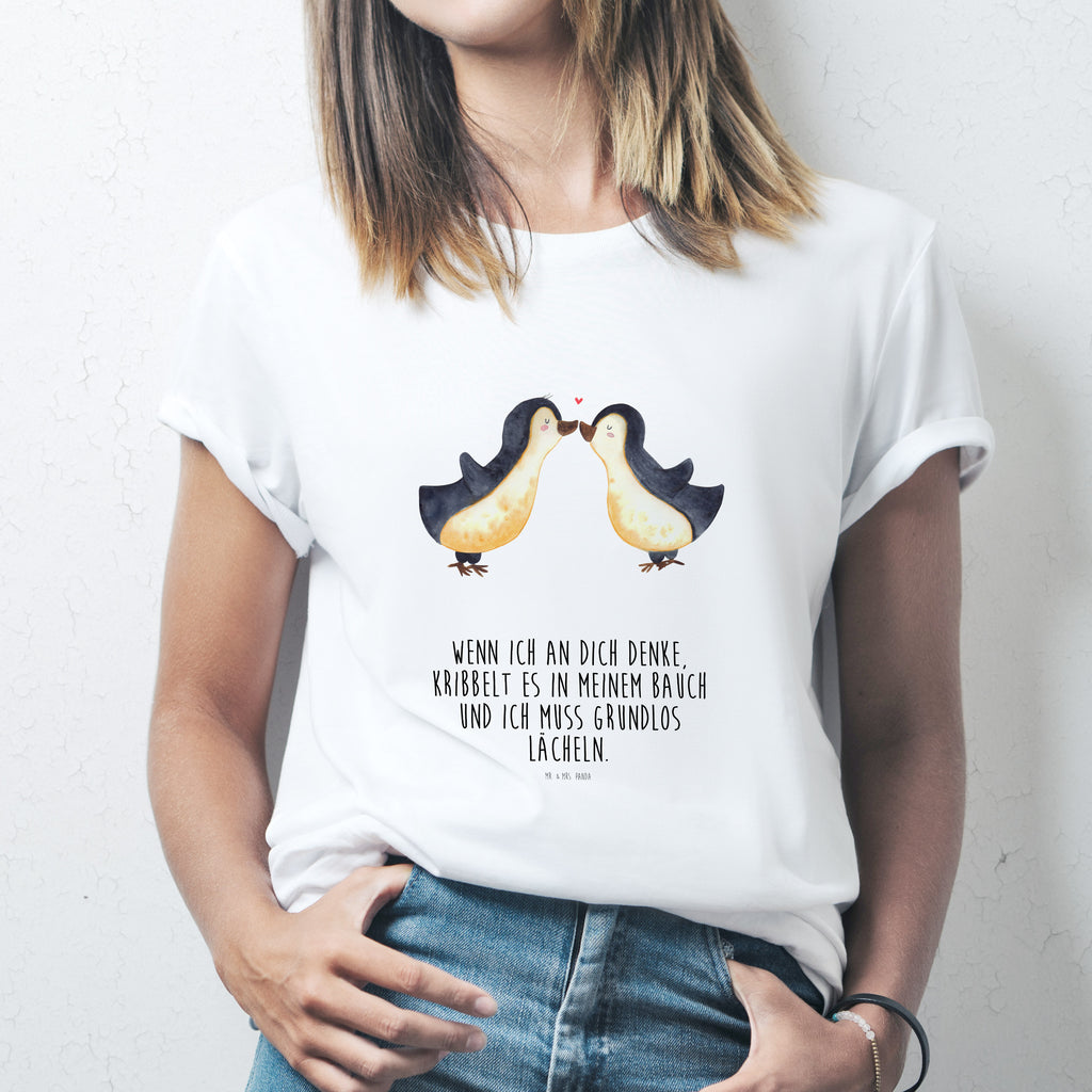 T-Shirt Standard Pinguine Kuss T-Shirt, Shirt, Tshirt, Lustiges T-Shirt, T-Shirt mit Spruch, Party, Junggesellenabschied, Jubiläum, Geburstag, Herrn, Damen, Männer, Frauen, Schlafshirt, Nachthemd, Sprüche, Liebe, Partner, Freund, Freundin, Ehemann, Ehefrau, Heiraten, Verlobung, Heiratsantrag, Liebesgeschenk, Jahrestag, Hocheitstag, Valentinstag, Geschenk für Frauen, Hochzeitstag, Mitbringsel, Geschenk für Freundin, Geschenk für Partner, Liebesbeweis, für Männer, für Ehemann