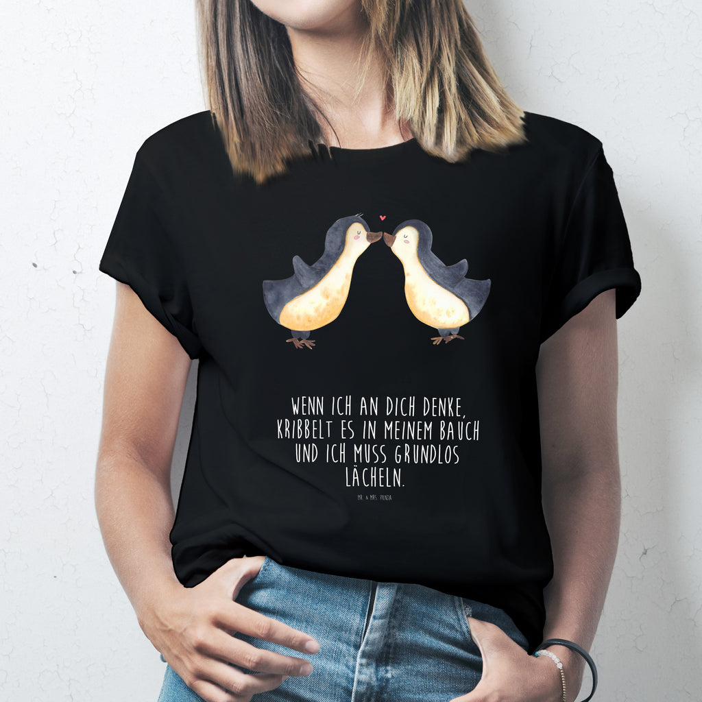 T-Shirt Standard Pinguine Kuss T-Shirt, Shirt, Tshirt, Lustiges T-Shirt, T-Shirt mit Spruch, Party, Junggesellenabschied, Jubiläum, Geburstag, Herrn, Damen, Männer, Frauen, Schlafshirt, Nachthemd, Sprüche, Liebe, Partner, Freund, Freundin, Ehemann, Ehefrau, Heiraten, Verlobung, Heiratsantrag, Liebesgeschenk, Jahrestag, Hocheitstag, Valentinstag, Geschenk für Frauen, Hochzeitstag, Mitbringsel, Geschenk für Freundin, Geschenk für Partner, Liebesbeweis, für Männer, für Ehemann