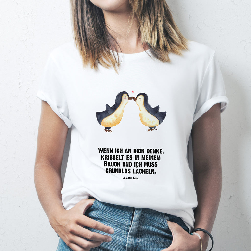 T-Shirt Standard Pinguine Kuss T-Shirt, Shirt, Tshirt, Lustiges T-Shirt, T-Shirt mit Spruch, Party, Junggesellenabschied, Jubiläum, Geburstag, Herrn, Damen, Männer, Frauen, Schlafshirt, Nachthemd, Sprüche, Liebe, Partner, Freund, Freundin, Ehemann, Ehefrau, Heiraten, Verlobung, Heiratsantrag, Liebesgeschenk, Jahrestag, Hocheitstag, Valentinstag, Geschenk für Frauen, Hochzeitstag, Mitbringsel, Geschenk für Freundin, Geschenk für Partner, Liebesbeweis, für Männer, für Ehemann