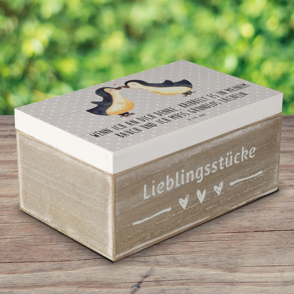 Holzkiste Pinguine Kuss Holzkiste, Kiste, Schatzkiste, Truhe, Schatulle, XXL, Erinnerungsbox, Erinnerungskiste, Dekokiste, Aufbewahrungsbox, Geschenkbox, Geschenkdose, Liebe, Partner, Freund, Freundin, Ehemann, Ehefrau, Heiraten, Verlobung, Heiratsantrag, Liebesgeschenk, Jahrestag, Hocheitstag, Valentinstag, Geschenk für Frauen, Hochzeitstag, Mitbringsel, Geschenk für Freundin, Geschenk für Partner, Liebesbeweis, für Männer, für Ehemann