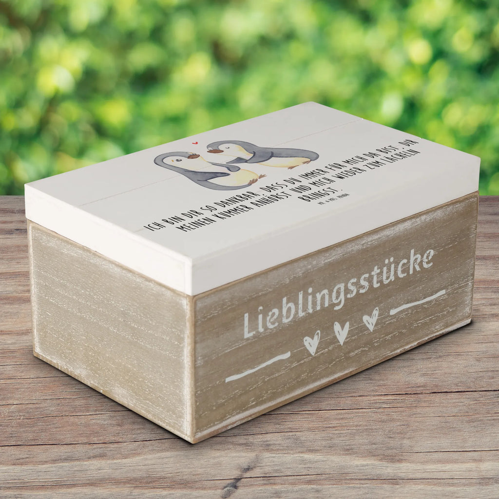 Holzkiste Pinguine trösten Holzkiste, Kiste, Schatzkiste, Truhe, Schatulle, XXL, Erinnerungsbox, Erinnerungskiste, Dekokiste, Aufbewahrungsbox, Geschenkbox, Geschenkdose, Liebe, Partner, Freund, Freundin, Ehemann, Ehefrau, Heiraten, Verlobung, Heiratsantrag, Liebesgeschenk, Jahrestag, Hocheitstag, Valentinstag, Geschenk für Frauen, Hochzeitstag, Mitbringsel, Geschenk für Freundin, Geschenk für Partner, Liebesbeweis, für Männer, für Ehemann