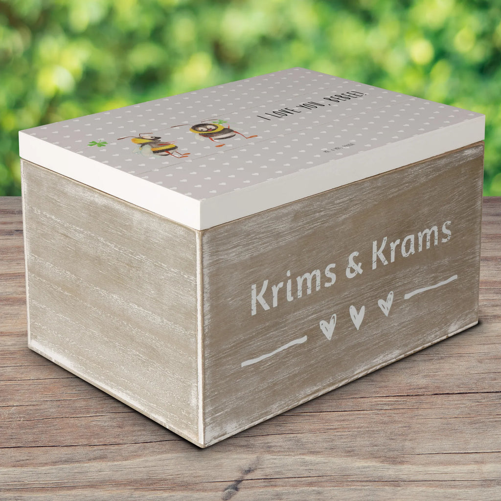 Holzkiste Bienen Paar Holzkiste, Kiste, Schatzkiste, Truhe, Schatulle, XXL, Erinnerungsbox, Erinnerungskiste, Dekokiste, Aufbewahrungsbox, Geschenkbox, Geschenkdose, Liebe, Partner, Freund, Freundin, Ehemann, Ehefrau, Heiraten, Verlobung, Heiratsantrag, Liebesgeschenk, Jahrestag, Hocheitstag, Valentinstag, Geschenk für Frauen, Hochzeitstag, Mitbringsel, Geschenk für Freundin, Geschenk für Partner, Liebesbeweis, für Männer, für Ehemann, Schildkröten, verliebte Schildkröten