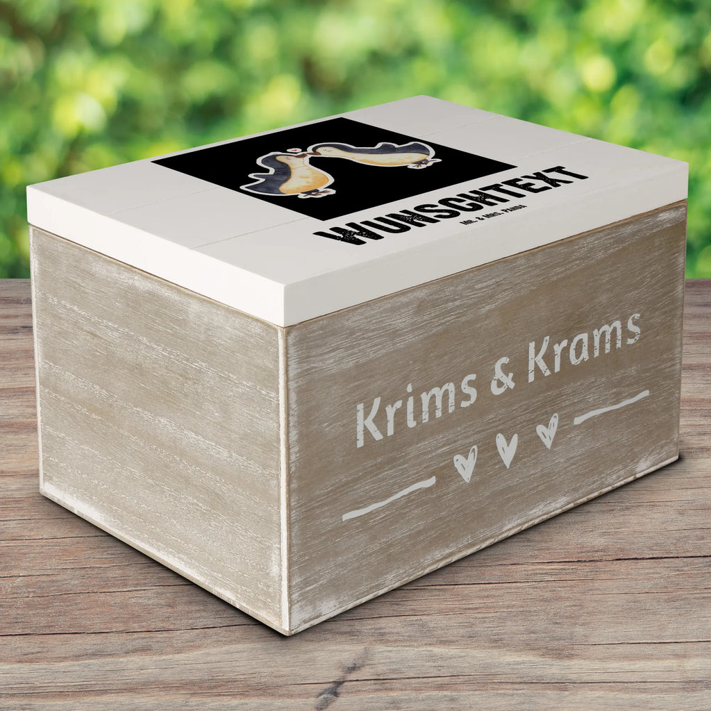 Personalisierte Holzkiste Pinguine Kuss Holzkiste mit Namen, Kiste mit Namen, Schatzkiste mit Namen, Truhe mit Namen, Schatulle mit Namen, Erinnerungsbox mit Namen, Erinnerungskiste, mit Namen, Dekokiste mit Namen, Aufbewahrungsbox mit Namen, Holzkiste Personalisiert, Kiste Personalisiert, Schatzkiste Personalisiert, Truhe Personalisiert, Schatulle Personalisiert, Erinnerungsbox Personalisiert, Erinnerungskiste Personalisiert, Dekokiste Personalisiert, Aufbewahrungsbox Personalisiert, Geschenkbox personalisiert, GEschenkdose personalisiert, Liebe, Partner, Freund, Freundin, Ehemann, Ehefrau, Heiraten, Verlobung, Heiratsantrag, Liebesgeschenk, Jahrestag, Hocheitstag, Valentinstag, Geschenk für Frauen, Hochzeitstag, Mitbringsel, Geschenk für Freundin, Geschenk für Partner, Liebesbeweis, für Männer, für Ehemann