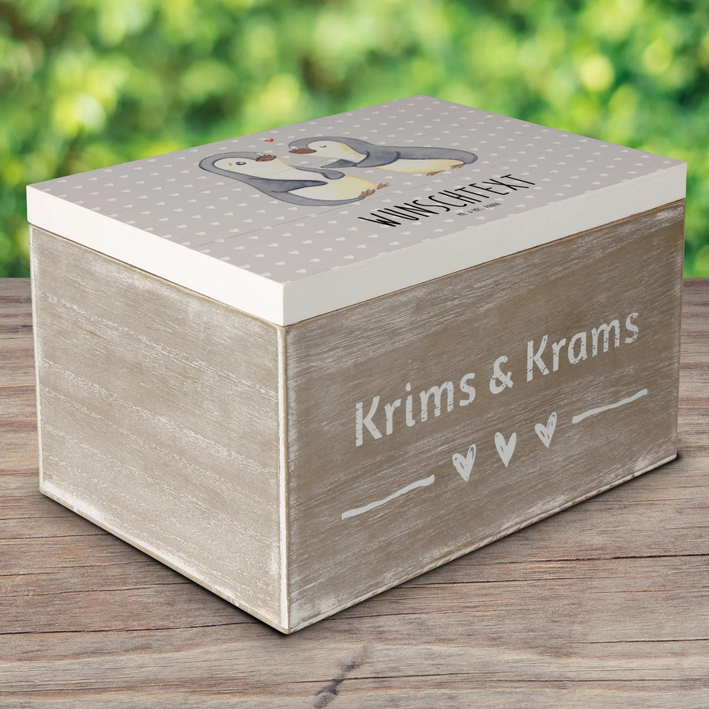 Personalisierte Holzkiste Pinguine trösten Holzkiste mit Namen, Kiste mit Namen, Schatzkiste mit Namen, Truhe mit Namen, Schatulle mit Namen, Erinnerungsbox mit Namen, Erinnerungskiste, mit Namen, Dekokiste mit Namen, Aufbewahrungsbox mit Namen, Holzkiste Personalisiert, Kiste Personalisiert, Schatzkiste Personalisiert, Truhe Personalisiert, Schatulle Personalisiert, Erinnerungsbox Personalisiert, Erinnerungskiste Personalisiert, Dekokiste Personalisiert, Aufbewahrungsbox Personalisiert, Geschenkbox personalisiert, GEschenkdose personalisiert, Liebe, Partner, Freund, Freundin, Ehemann, Ehefrau, Heiraten, Verlobung, Heiratsantrag, Liebesgeschenk, Jahrestag, Hocheitstag, Valentinstag, Geschenk für Frauen, Hochzeitstag, Mitbringsel, Geschenk für Freundin, Geschenk für Partner, Liebesbeweis, für Männer, für Ehemann