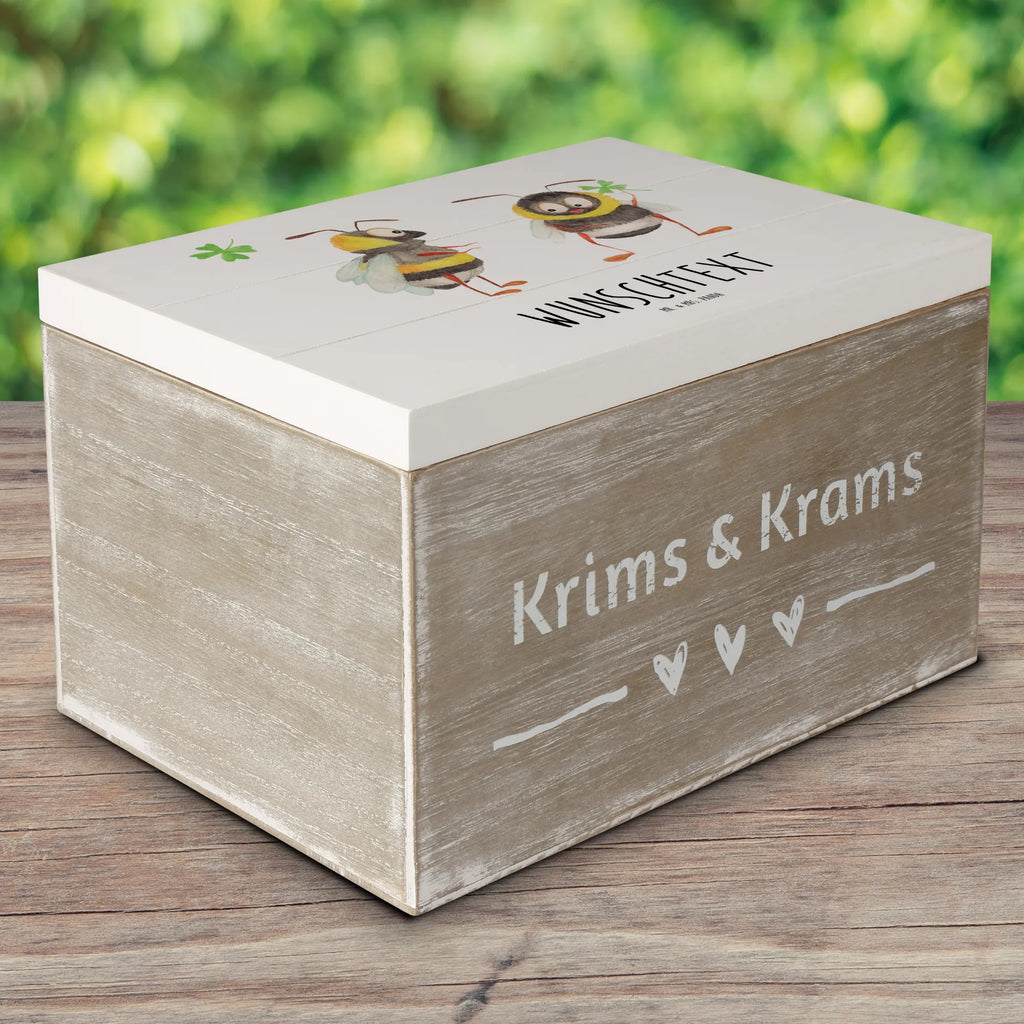 Personalisierte Holzkiste Bienen Paar Holzkiste mit Namen, Kiste mit Namen, Schatzkiste mit Namen, Truhe mit Namen, Schatulle mit Namen, Erinnerungsbox mit Namen, Erinnerungskiste, mit Namen, Dekokiste mit Namen, Aufbewahrungsbox mit Namen, Holzkiste Personalisiert, Kiste Personalisiert, Schatzkiste Personalisiert, Truhe Personalisiert, Schatulle Personalisiert, Erinnerungsbox Personalisiert, Erinnerungskiste Personalisiert, Dekokiste Personalisiert, Aufbewahrungsbox Personalisiert, Geschenkbox personalisiert, GEschenkdose personalisiert, Liebe, Partner, Freund, Freundin, Ehemann, Ehefrau, Heiraten, Verlobung, Heiratsantrag, Liebesgeschenk, Jahrestag, Hocheitstag, Valentinstag, Geschenk für Frauen, Hochzeitstag, Mitbringsel, Geschenk für Freundin, Geschenk für Partner, Liebesbeweis, für Männer, für Ehemann, Schildkröten, verliebte Schildkröten