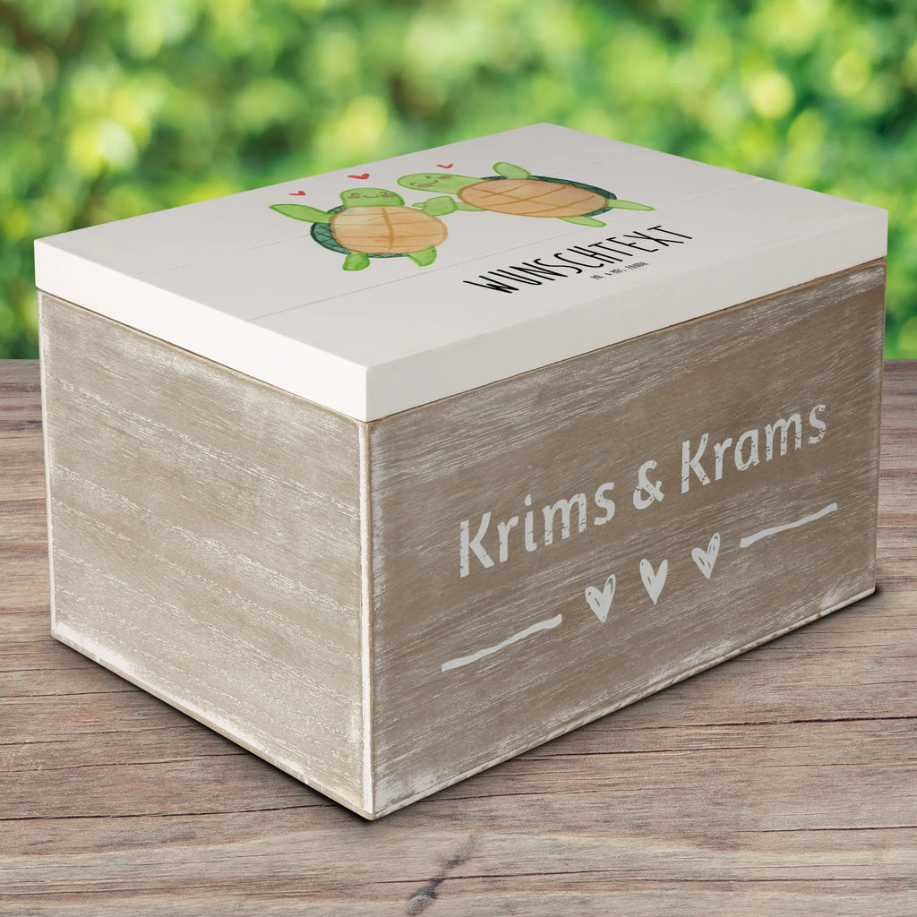 Personalisierte Holzkiste Schildkröten Paar Holzkiste mit Namen, Kiste mit Namen, Schatzkiste mit Namen, Truhe mit Namen, Schatulle mit Namen, Erinnerungsbox mit Namen, Erinnerungskiste, mit Namen, Dekokiste mit Namen, Aufbewahrungsbox mit Namen, Holzkiste Personalisiert, Kiste Personalisiert, Schatzkiste Personalisiert, Truhe Personalisiert, Schatulle Personalisiert, Erinnerungsbox Personalisiert, Erinnerungskiste Personalisiert, Dekokiste Personalisiert, Aufbewahrungsbox Personalisiert, Geschenkbox personalisiert, GEschenkdose personalisiert, Liebe, Partner, Freund, Freundin, Ehemann, Ehefrau, Heiraten, Verlobung, Heiratsantrag, Liebesgeschenk, Jahrestag, Hocheitstag, Valentinstag, Geschenk für Frauen, Hochzeitstag, Mitbringsel, Geschenk für Freundin, Geschenk für Partner, Liebesbeweis, für Männer, für Ehemann