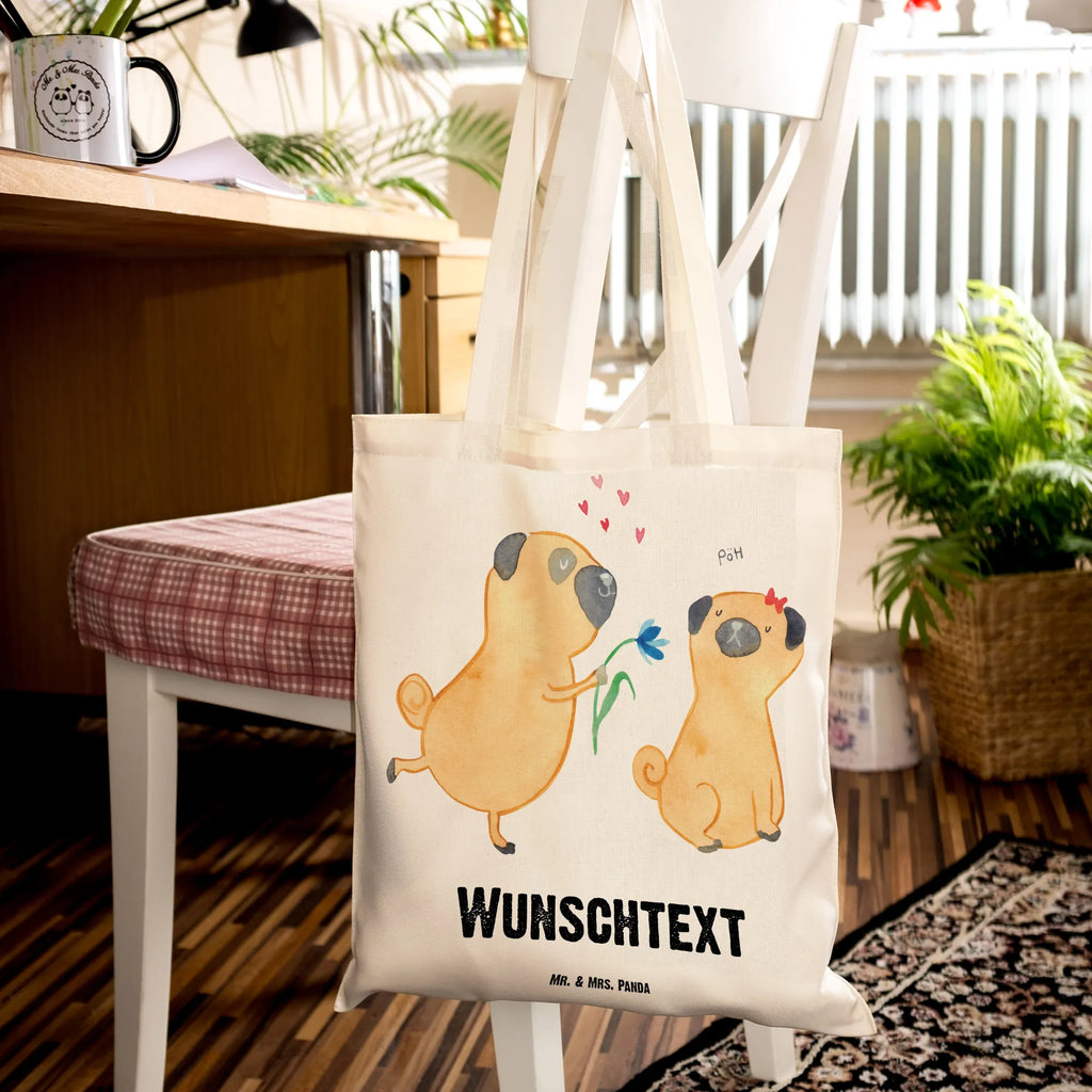 Personalisierte Tragetasche Mops verliebt Personalisierte Beuteltasche, Personalisierter Beutel, Personalisierte Einkaufstasche, Personalisierter Jutebeutel, Personalisierter Stoffbeutel, Tragetasche mit Namen, Einkaufstasche mit Namen, Stoffbeutel mit Namen, Personalisierte Tasche, Personalisierte Jutetasche, Personalisierte Kindergartentasche, Hund, Hundemotiv, Haustier, Hunderasse, Tierliebhaber, Hundebesitzer, Sprüche, Mops, Möpse, Hundeliebe, verliebt, Liebe, Liebesspruch. Verlobt, Geschenk Freund, Partner