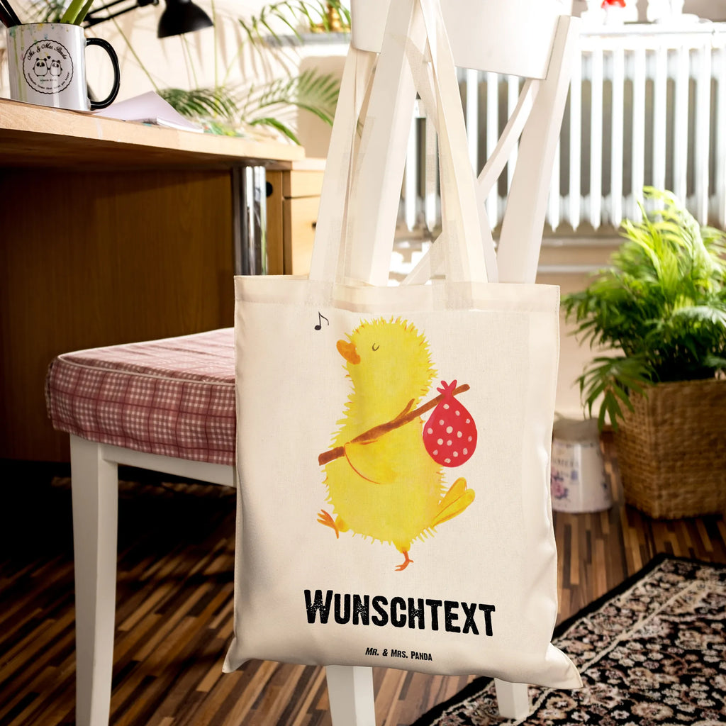 Personalisierte Tragetasche Küken Wanderer Personalisierte Beuteltasche, Personalisierter Beutel, Personalisierte Einkaufstasche, Personalisierter Jutebeutel, Personalisierter Stoffbeutel, Tragetasche mit Namen, Einkaufstasche mit Namen, Stoffbeutel mit Namen, Personalisierte Tasche, Personalisierte Jutetasche, Personalisierte Kindergartentasche, Ostern, Osterhase, Ostergeschenke, Osternest, Osterdeko, Geschenke zu Ostern, Ostern Geschenk, Ostergeschenke Kinder, Ostern Kinder, Küken, Osterei, Ostereier, Ei, Frühlingsgefühle, Freude, Grüße, liebe Grüße, Frohe Ostern, Ostergrüße, Flausen, Wunder, Reisen, Weltenbummler, Zeit, Zeitmanagement, Backpacker