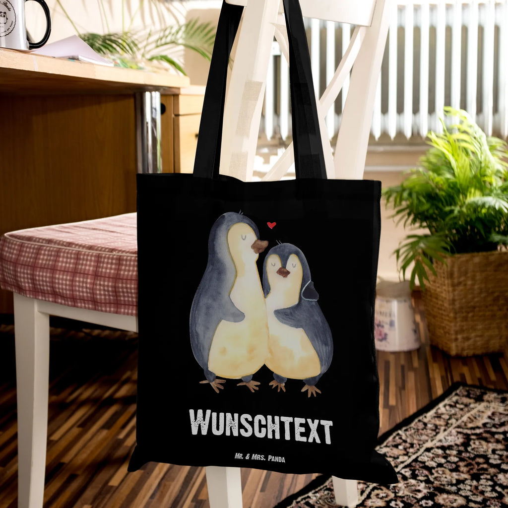 Personalisierte Tragetasche Pinguin umarmend Personalisierte Beuteltasche, Personalisierter Beutel, Personalisierte Einkaufstasche, Personalisierter Jutebeutel, Personalisierter Stoffbeutel, Tragetasche mit Namen, Einkaufstasche mit Namen, Stoffbeutel mit Namen, Personalisierte Tasche, Personalisierte Jutetasche, Personalisierte Kindergartentasche, Pinguin, Liebe, Liebespaar, Liebesbeweis, Liebesgeschenk, Verlobung, Jahrestag, Hochzeitstag, Hochzeit, Hochzeitsgeschenk