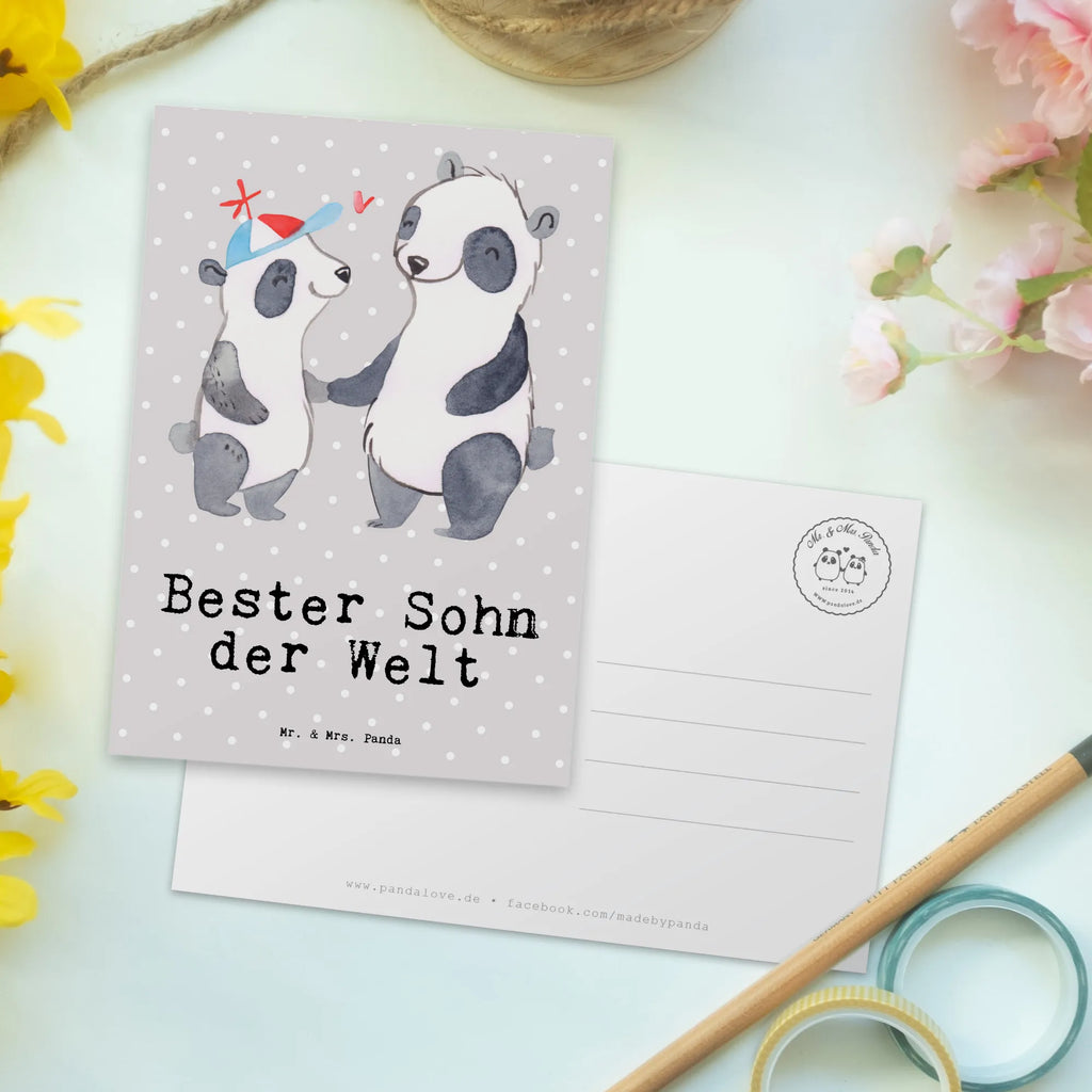 Postkarte Panda Bester Sohn der Welt Postkarte, Karte, Geschenkkarte, Grußkarte, Einladung, Ansichtskarte, Geburtstagskarte, Einladungskarte, Dankeskarte, Ansichtskarten, Einladung Geburtstag, Einladungskarten Geburtstag, für, Dankeschön, Geschenk, Schenken, Geburtstag, Geburtstagsgeschenk, Geschenkidee, Danke, Bedanken, Mitbringsel, Freude machen, Geschenktipp, Sohn, Sohnemann, Söhnchen, Bube, Bub, Nachwuchs, Nachkomme, Kind, Familie, Vater, Belohnung