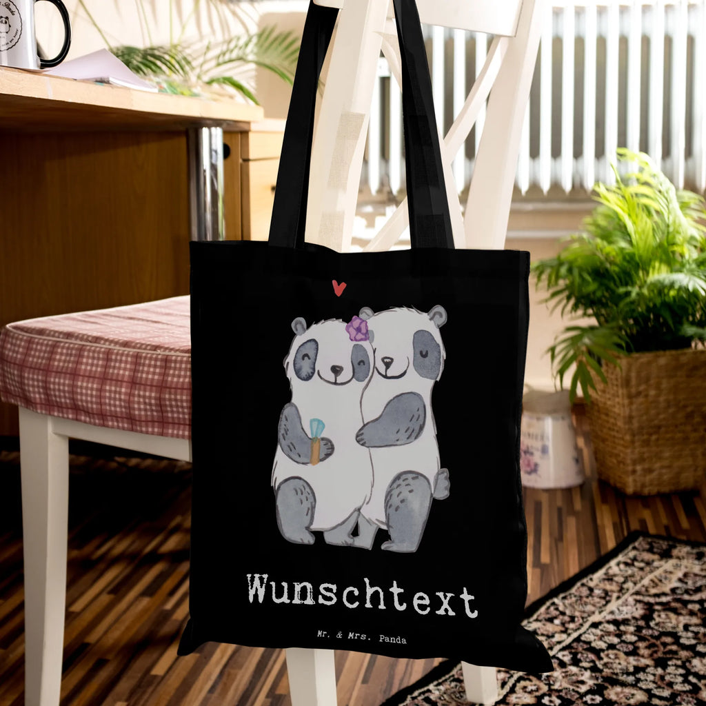 Personalisierte Tragetasche Panda Beste Ehefrau der Welt Personalisierte Beuteltasche, Personalisierter Beutel, Personalisierte Einkaufstasche, Personalisierter Jutebeutel, Personalisierter Stoffbeutel, Tragetasche mit Namen, Einkaufstasche mit Namen, Stoffbeutel mit Namen, Personalisierte Tasche, Personalisierte Jutetasche, Personalisierte Kindergartentasche, für, Dankeschön, Geschenk, Schenken, Geburtstag, Geburtstagsgeschenk, Geschenkidee, Danke, Bedanken, Mitbringsel, Freude machen, Geschenktipp, Ehefrau, Beste, Frau, Partnerin, Freundin, Traumfrau, Hochzeit, Liebling, Ehepartner, Ehe, Gattin, Lebensgefährtin, Braut, Kleinigkeit