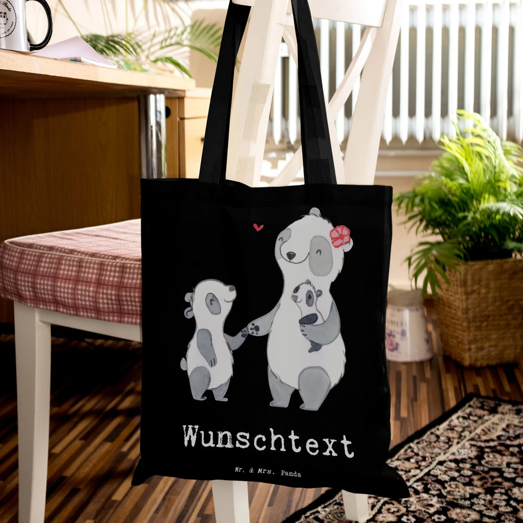 Personalisierte Tragetasche Panda Beste Mom der Welt Personalisierte Beuteltasche, Personalisierter Beutel, Personalisierte Einkaufstasche, Personalisierter Jutebeutel, Personalisierter Stoffbeutel, Tragetasche mit Namen, Einkaufstasche mit Namen, Stoffbeutel mit Namen, Personalisierte Tasche, Personalisierte Jutetasche, Personalisierte Kindergartentasche, für, Dankeschön, Geschenk, Schenken, Geburtstag, Geburtstagsgeschenk, Geschenkidee, Danke, Bedanken, Mitbringsel, Freude machen, Geschenktipp, Mom, Mommy, Mama, Mami, Mutter, Muttertag, Mutti, Ma, Tochter, Sohn, Beste Mama, Beste, Supermama