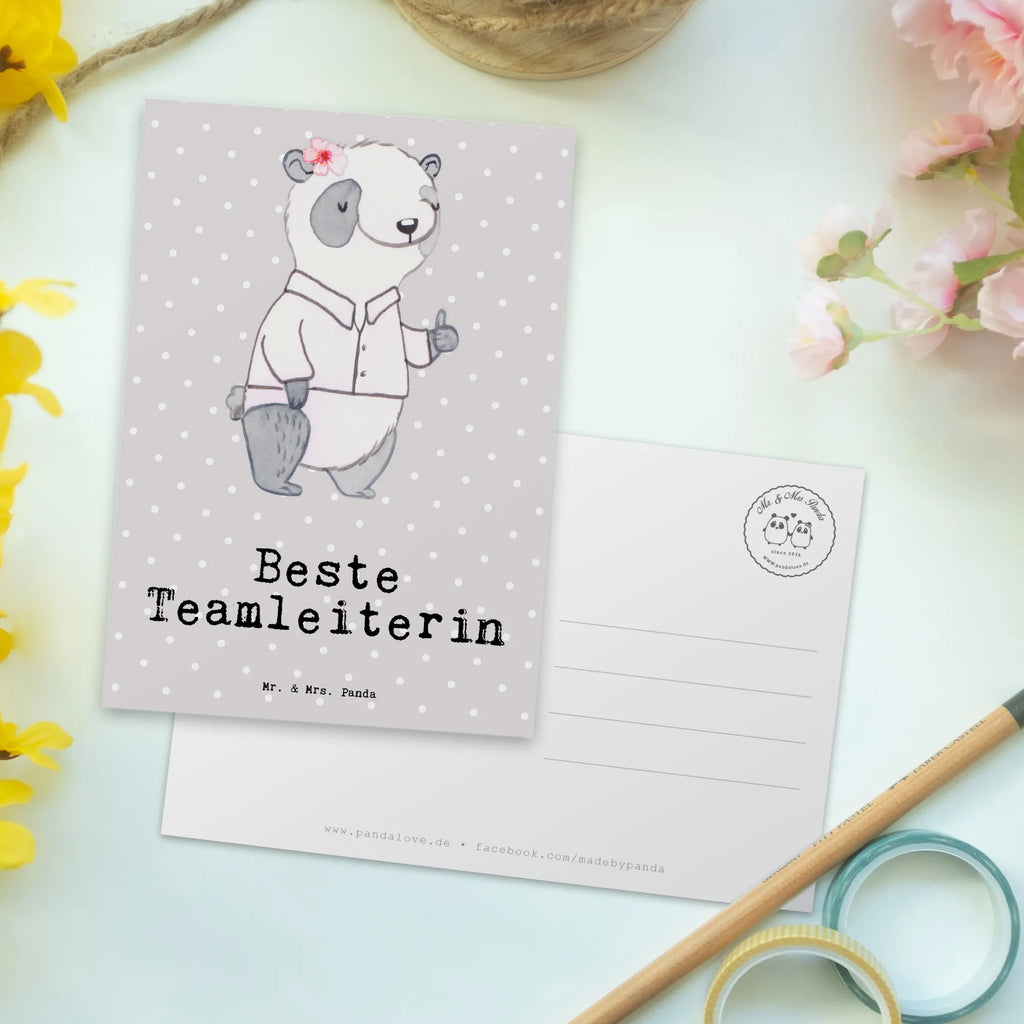 Postkarte Panda Beste Teamleiterin Postkarte, Karte, Geschenkkarte, Grußkarte, Einladung, Ansichtskarte, Geburtstagskarte, Einladungskarte, Dankeskarte, Ansichtskarten, Einladung Geburtstag, Einladungskarten Geburtstag, für, Dankeschön, Geschenk, Schenken, Geburtstag, Geburtstagsgeschenk, Geschenkidee, Danke, Bedanken, Mitbringsel, Freude machen, Geschenktipp, Teamleiterin, Seminarleiterin, Gruppenleiterin, Leiterin, Kollegin, Chefin, Vorgesetzte, Abschied, Abschiedsgeschenk, Ruhestand