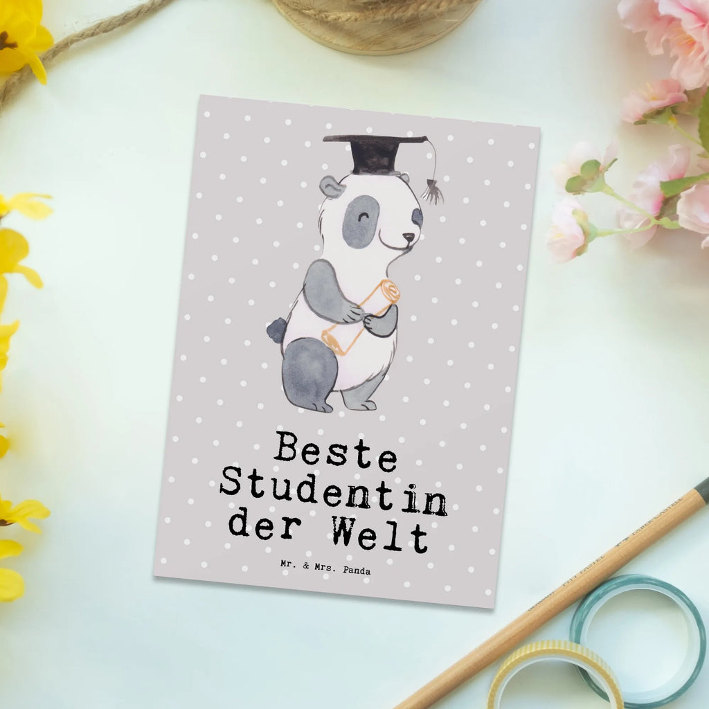 Postkarte Panda Beste Studentin der Welt Postkarte, Karte, Geschenkkarte, Grußkarte, Einladung, Ansichtskarte, Geburtstagskarte, Einladungskarte, Dankeskarte, Ansichtskarten, Einladung Geburtstag, Einladungskarten Geburtstag, für, Dankeschön, Geschenk, Schenken, Geburtstag, Geburtstagsgeschenk, Geschenkidee, Danke, Bedanken, Mitbringsel, Freude machen, Geschenktipp, Studentin, Studium, Tochter, Spaß, Musterschülerin, lustig, Studienabschluss, witzig, Universität, Abschluss, Alumni, Uni, Studenten, Hochschule