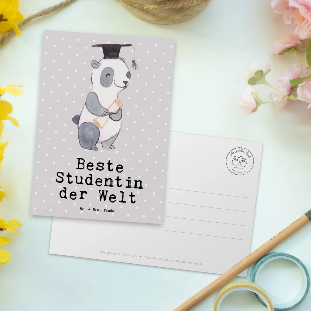 Postkarte Panda Beste Studentin der Welt Postkarte, Karte, Geschenkkarte, Grußkarte, Einladung, Ansichtskarte, Geburtstagskarte, Einladungskarte, Dankeskarte, Ansichtskarten, Einladung Geburtstag, Einladungskarten Geburtstag, für, Dankeschön, Geschenk, Schenken, Geburtstag, Geburtstagsgeschenk, Geschenkidee, Danke, Bedanken, Mitbringsel, Freude machen, Geschenktipp, Studentin, Studium, Tochter, Spaß, Musterschülerin, lustig, Studienabschluss, witzig, Universität, Abschluss, Alumni, Uni, Studenten, Hochschule